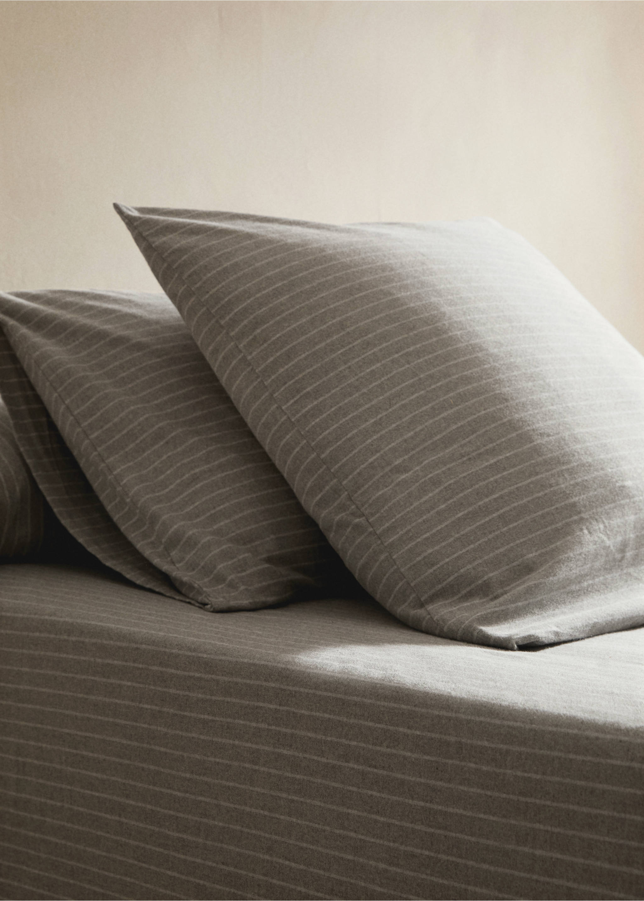 Two cotton flannel pillowcases with melange threads and fine stripes, 50x75cm - General plane, Grey. Ref: 17018282-00.