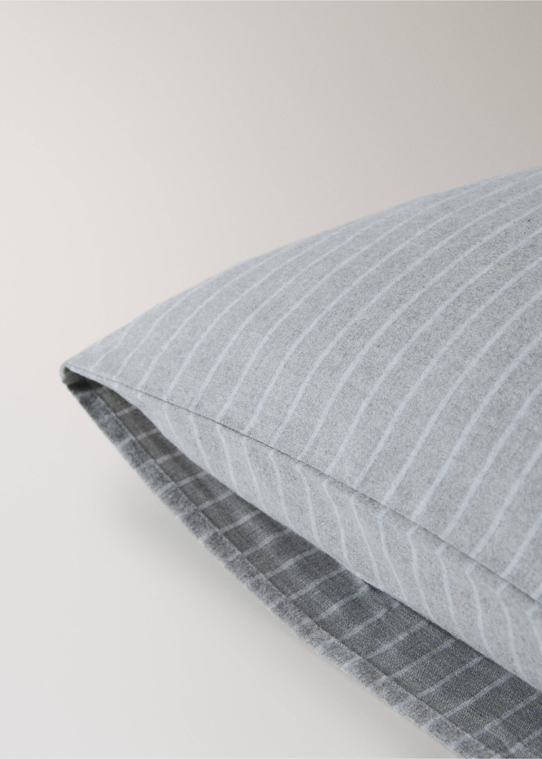 Two cotton flannel pillowcases with melange threads and fine stripes, 50x75cm - Details of the article 2, Grey. Ref: 17018282-00.