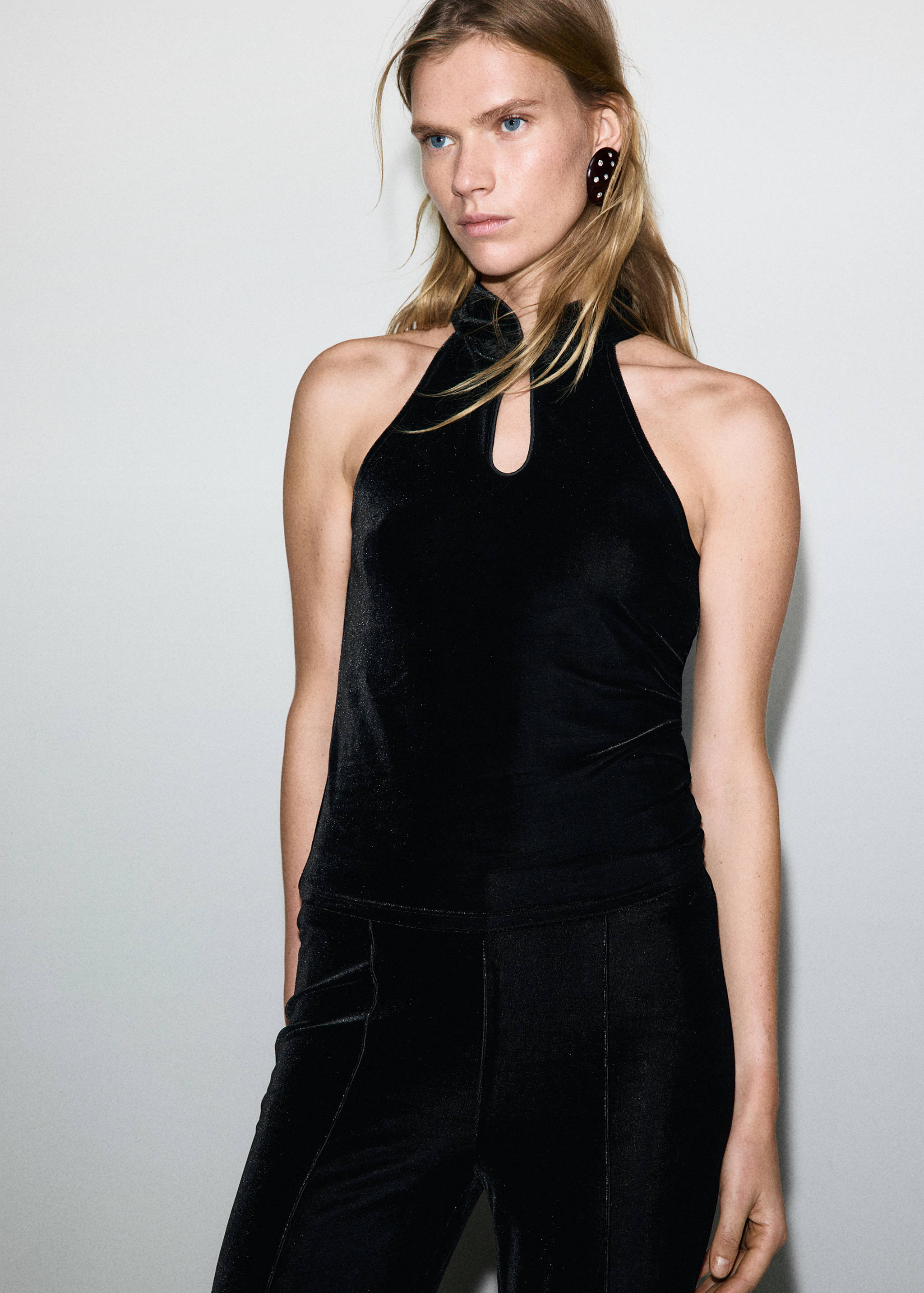 Halter-Samt-Top mit Knebelverschluss - Mittlere Ansicht