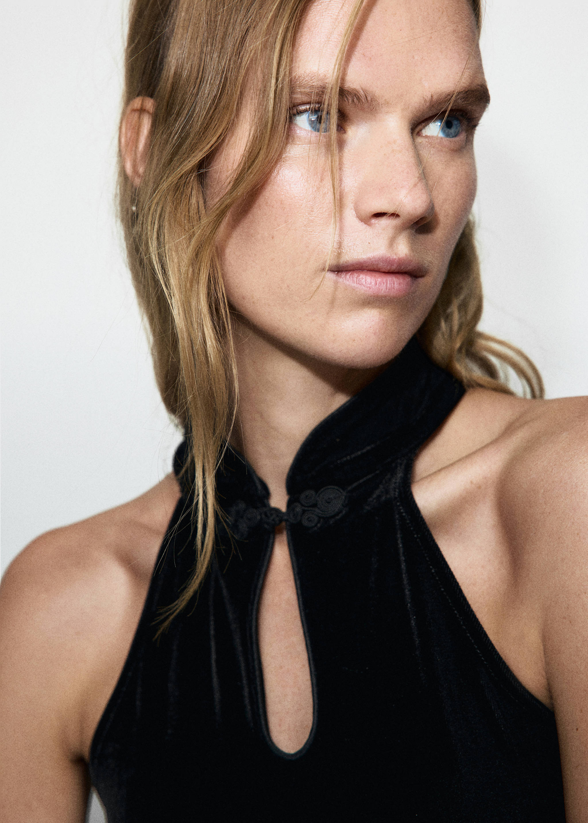 Halter-Samt-Top mit Knebelverschluss - Detail des Artikels 1