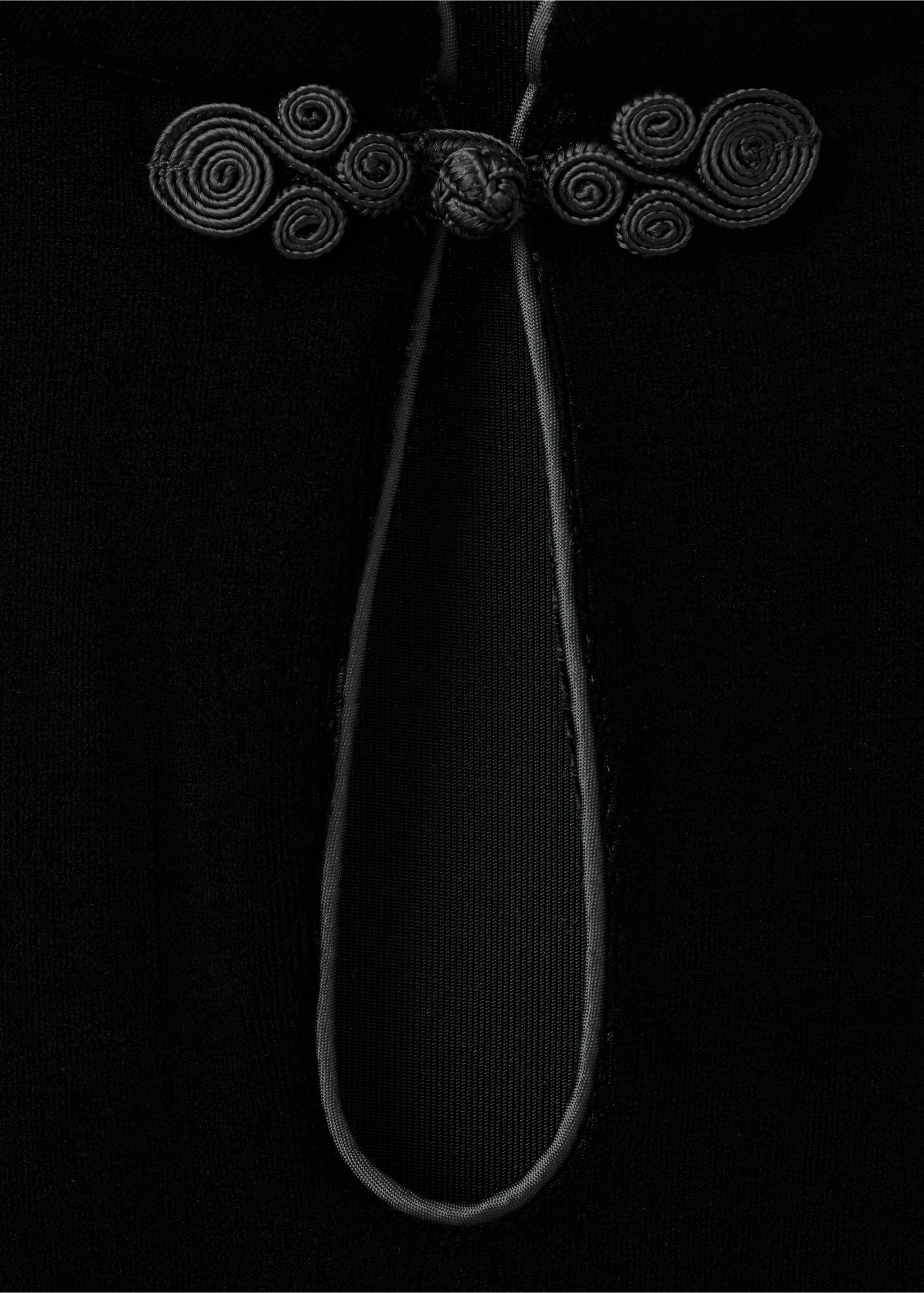 Halter-Samt-Top mit Knebelverschluss - Detail des Artikels 8, Schwarz. Ref: 17019116-00.