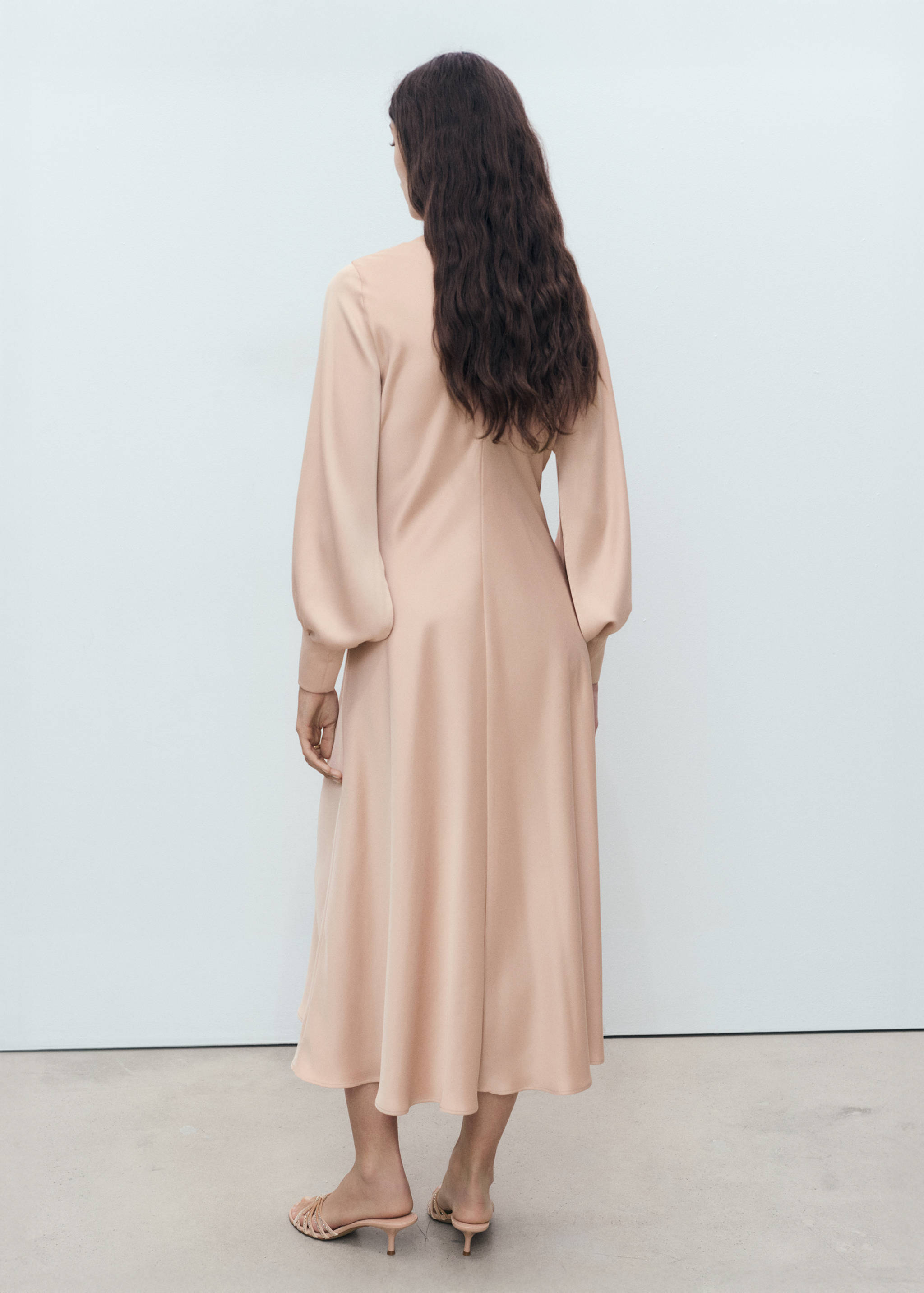Satin dress with slit sleeves - Reverse of the article