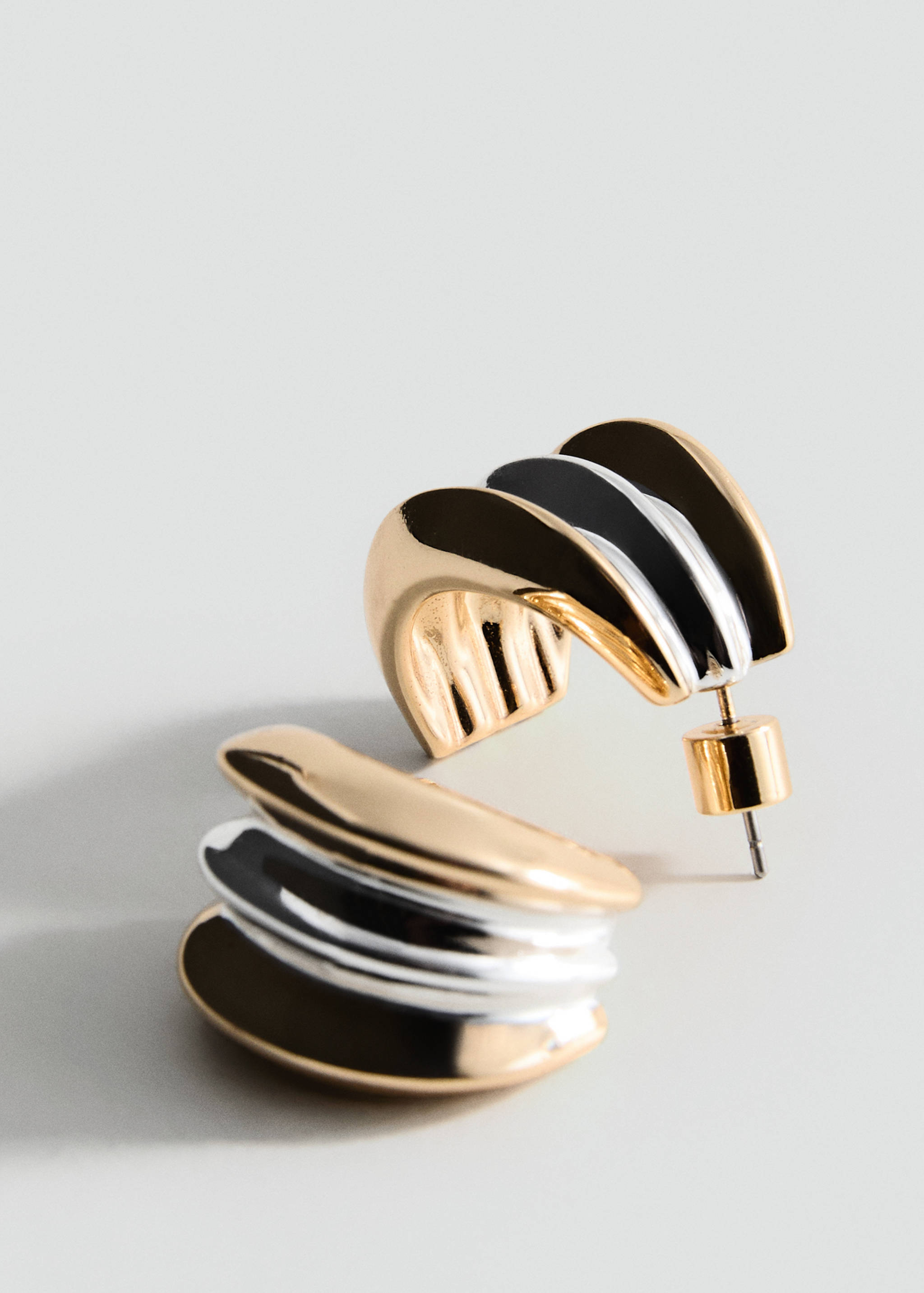 Hoop earrings with two-tone relief - Medium plane