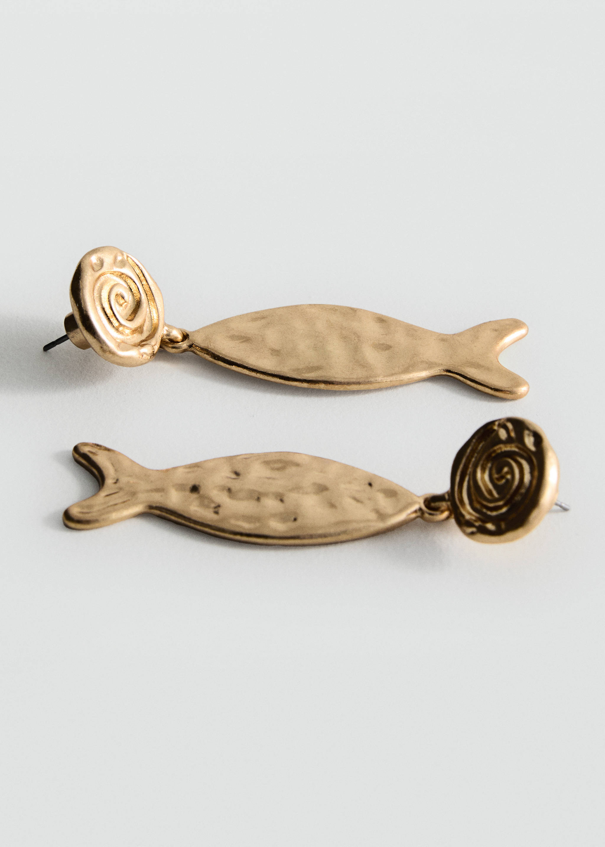 Boucles d'oreilles poisson texturé - Plan moyen
