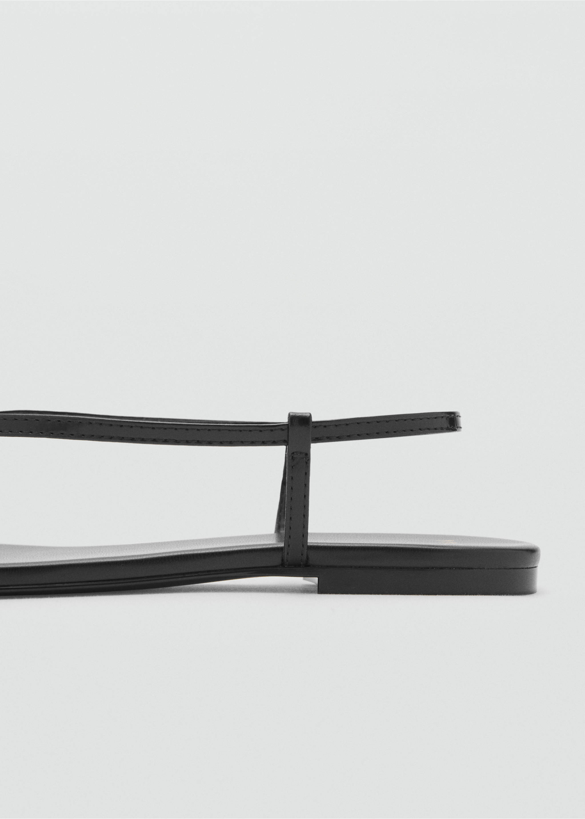 Riemchensandalen aus Leder mit kontrastierender Zehenpartie - Detail des Artikels 1, Schwarz. Ref: 17021152-00.