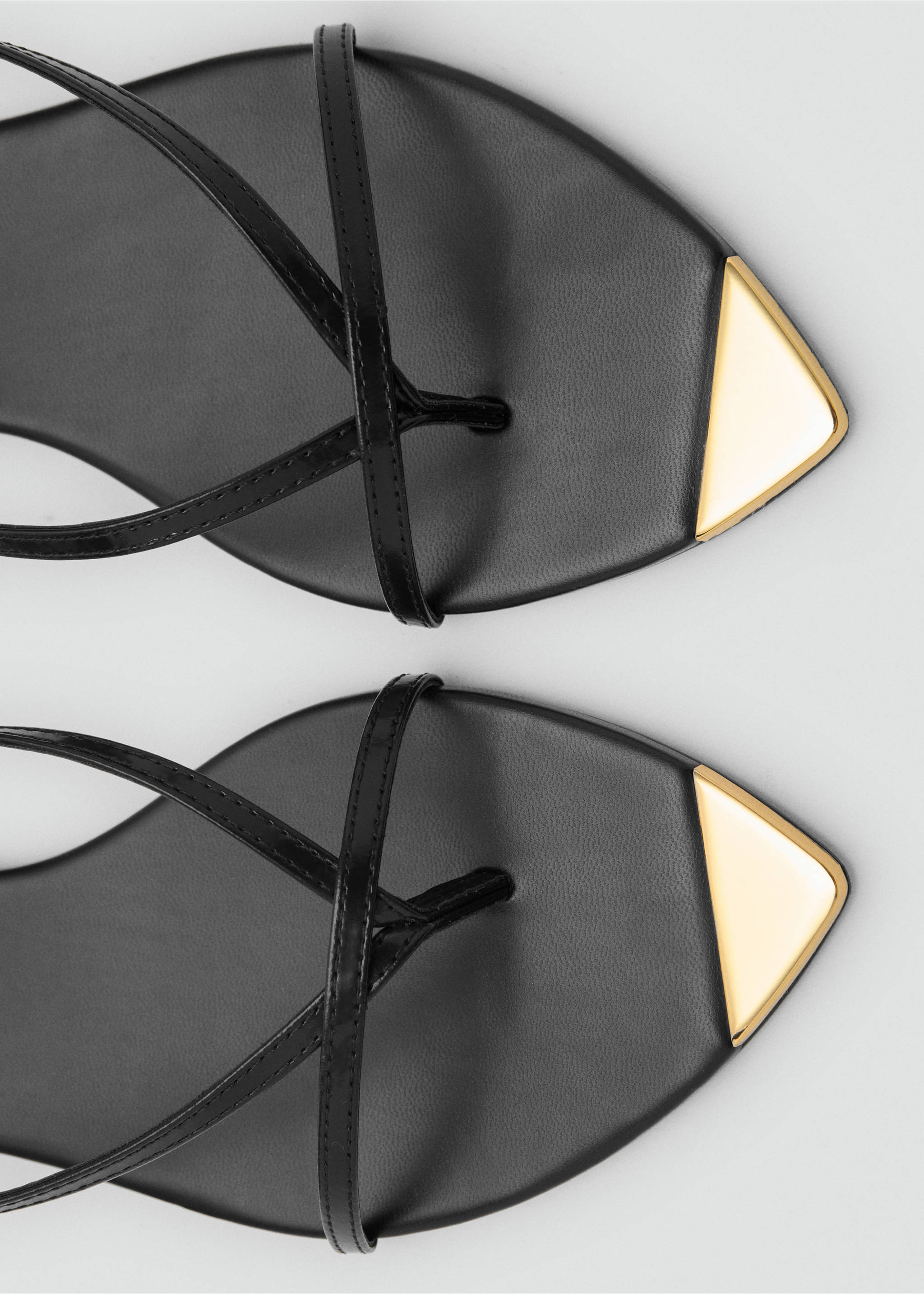 Riemchensandalen aus Leder mit kontrastierender Zehenpartie - Detail des Artikels 2, Schwarz. Ref: 17021152-00.