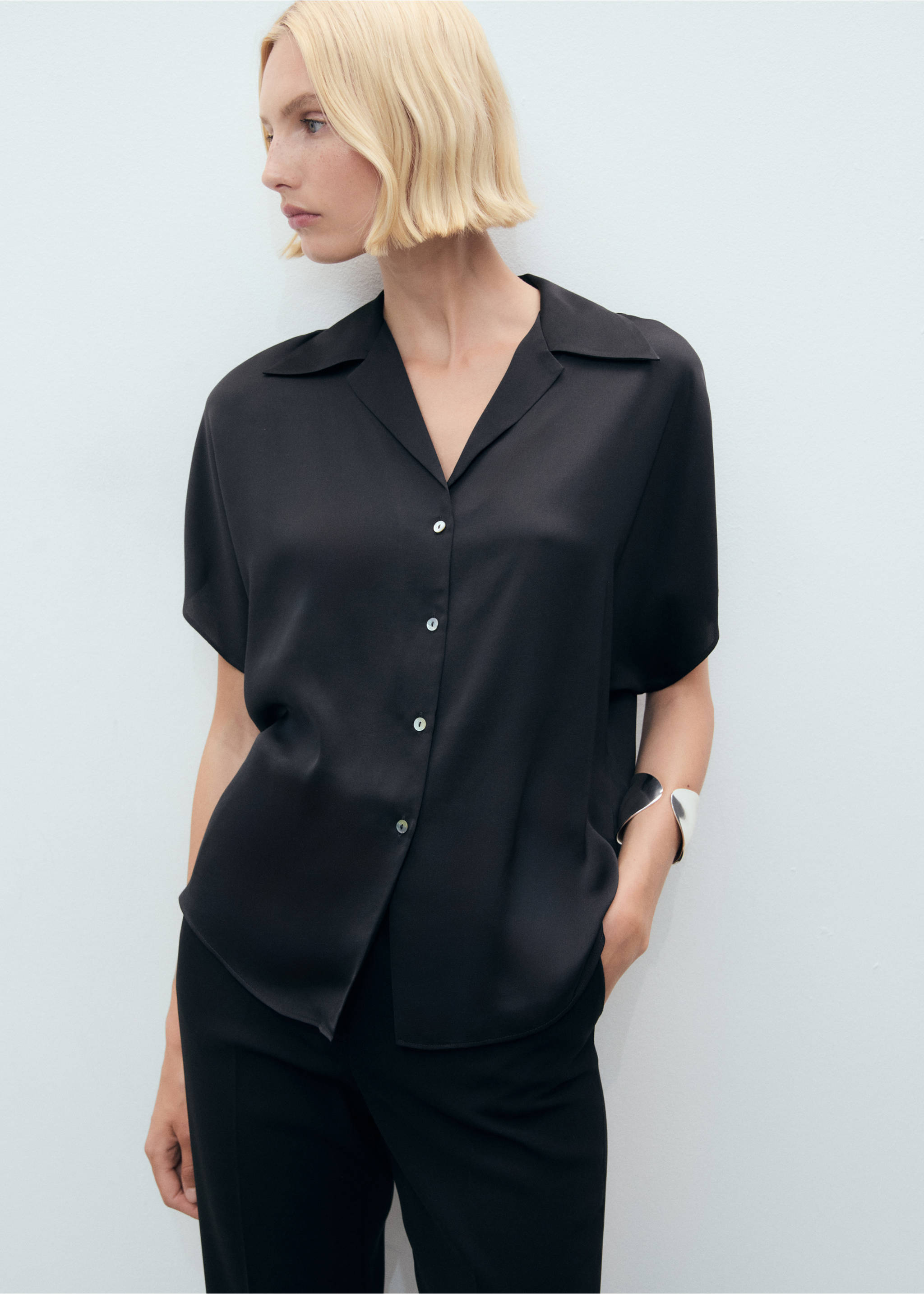 Short-sleeved satin shirt - Medium plane, Black. Ref: 17021156-00.