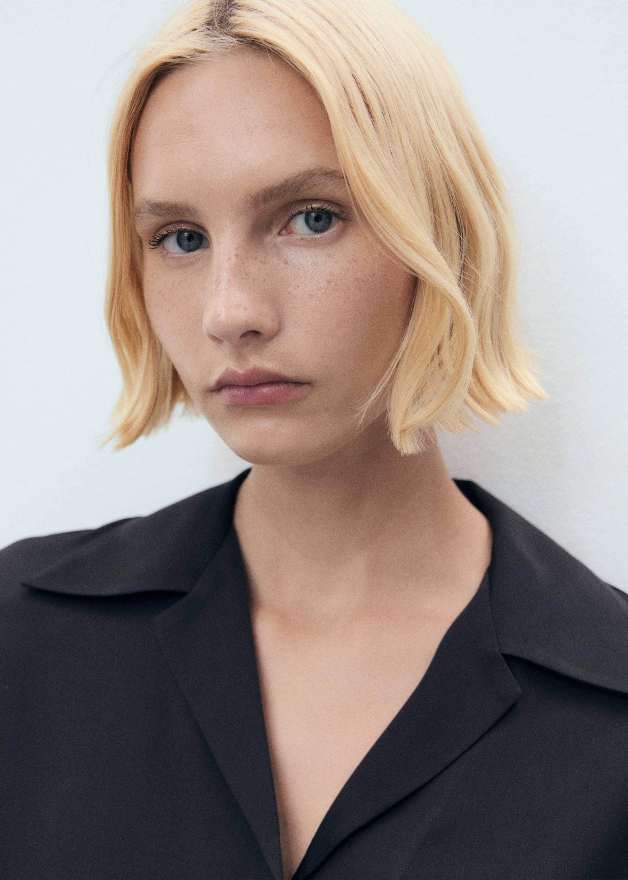 Short-sleeved satin shirt - Details of the article 1, Black. Ref: 17021156-00.