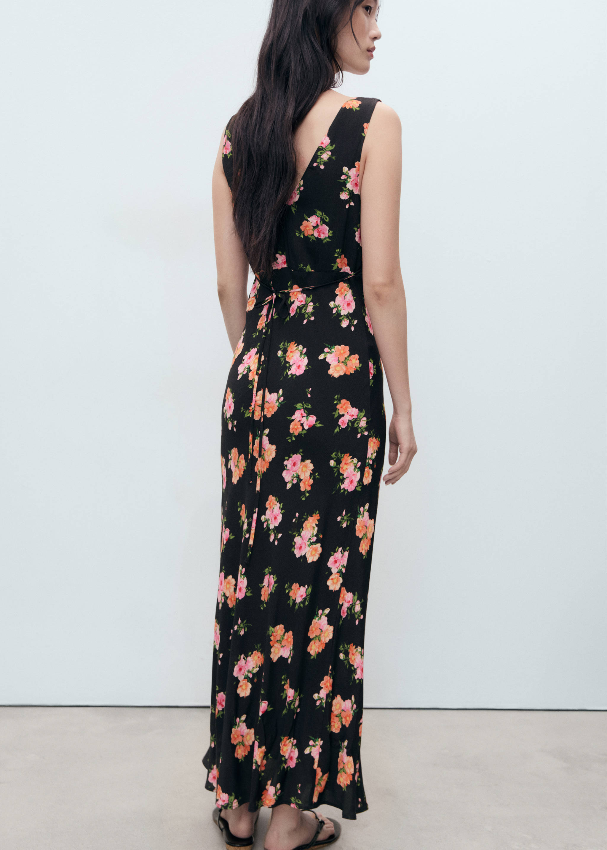 Langes Kleid mit Blumenmuster - Rückseite des Artikels