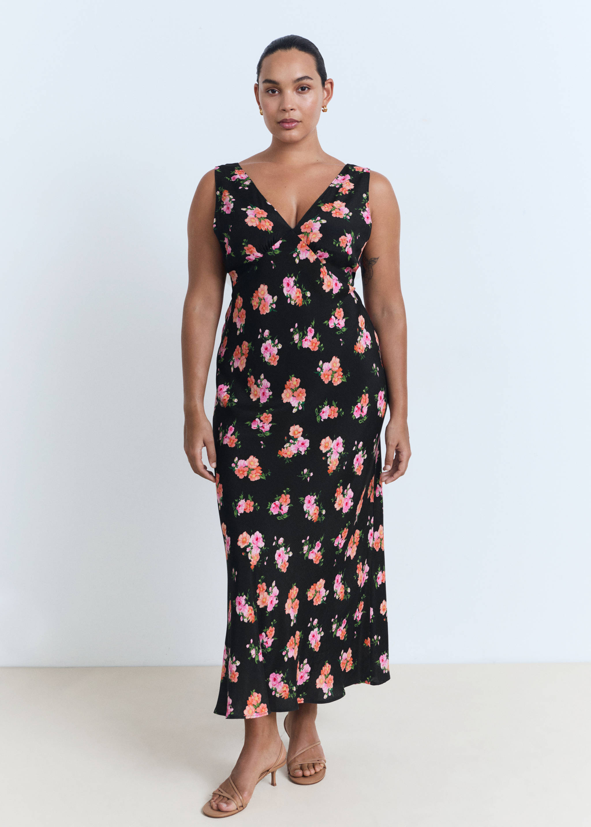 Langes Kleid mit Blumenmuster - Detail des Artikels 3