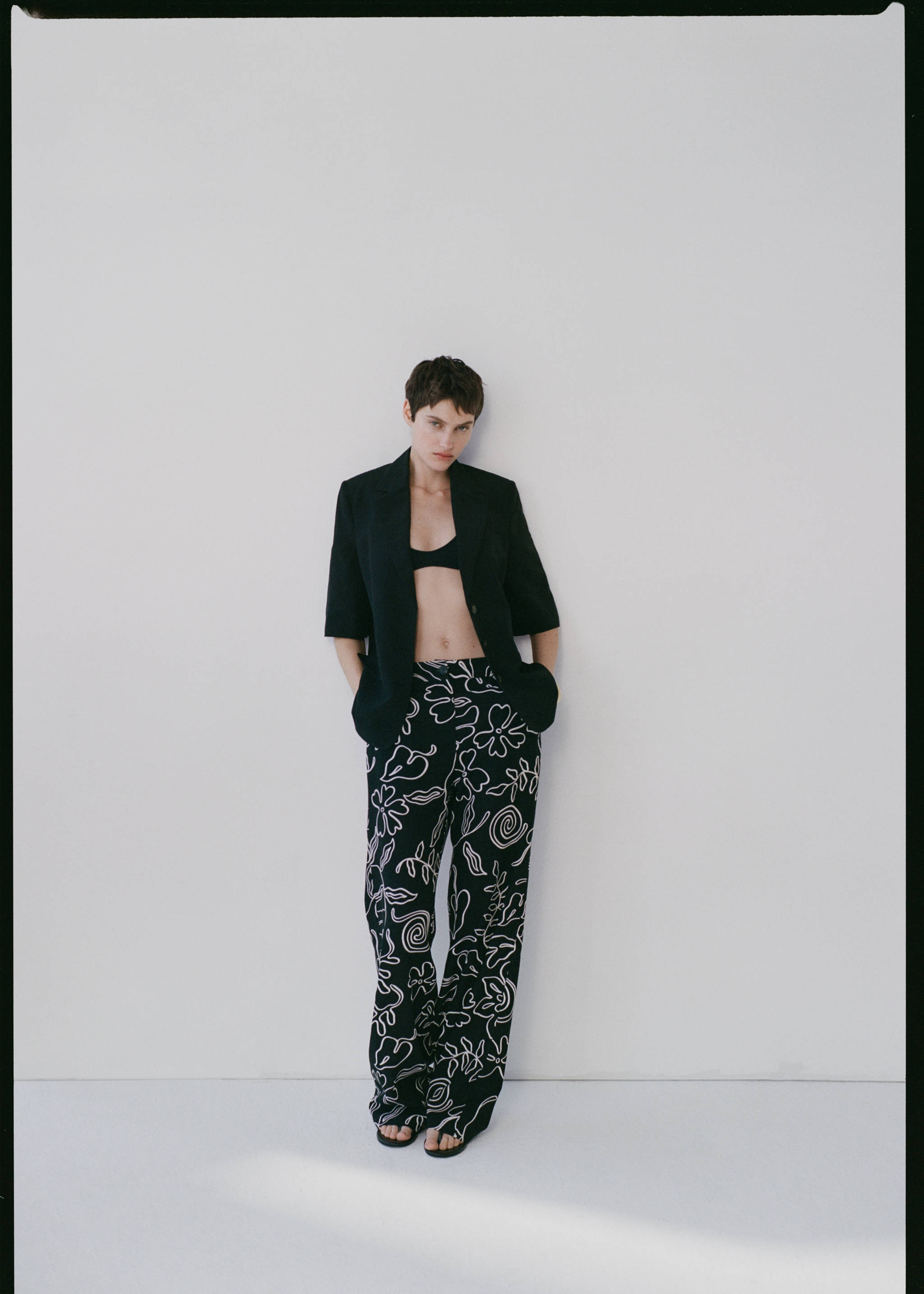 Pantalons barreja lli estampat floral - Detall de l'article 3, Negre. Ref: 17021167-00.