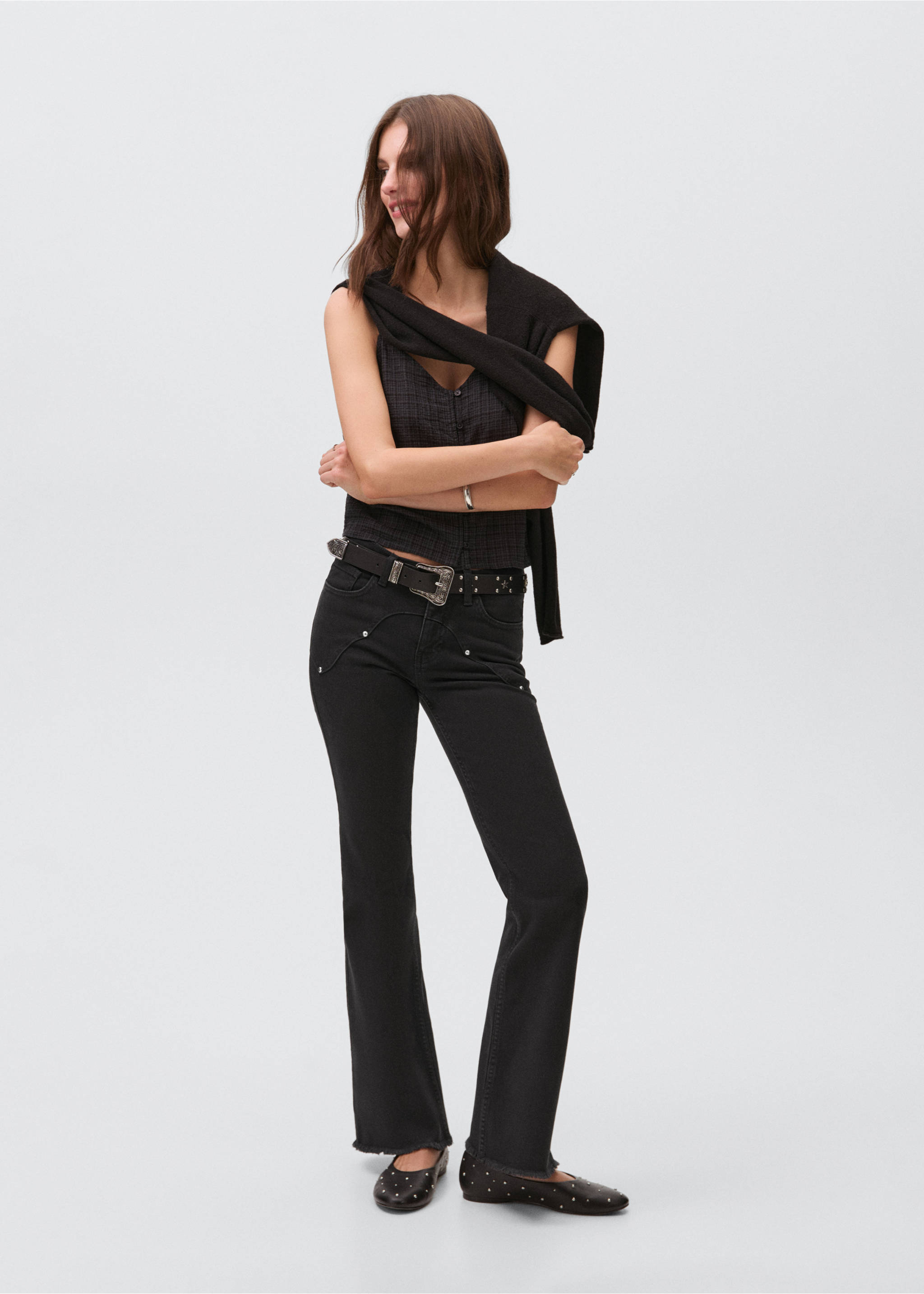 Flared jeans with studs - Details of the article 2, Black denim. Ref: 17021183-00.