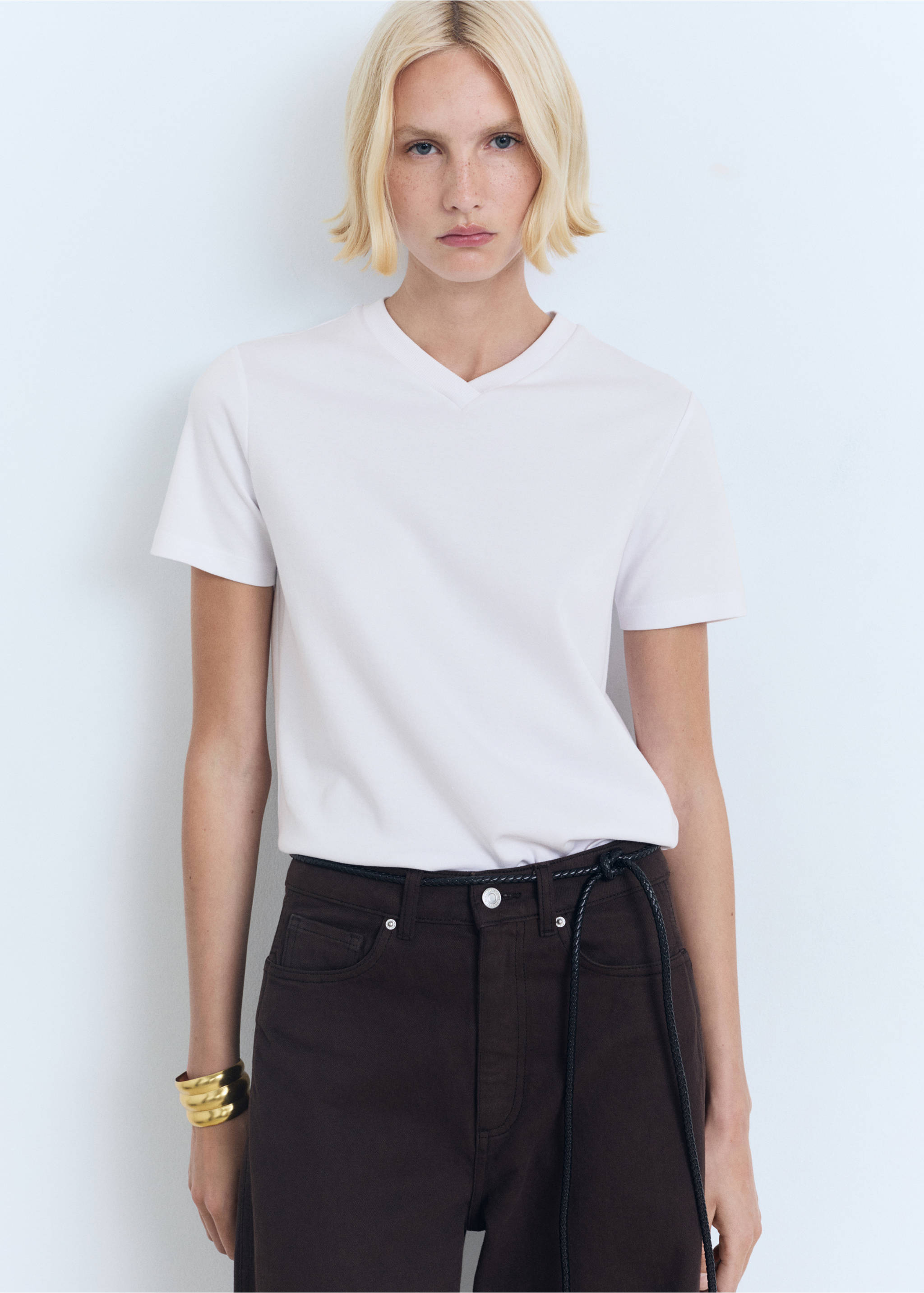 Bavlněné tričko s výstřihem do V - Náhled ve středové rovině, Bílá. Ref: 17021198-00.