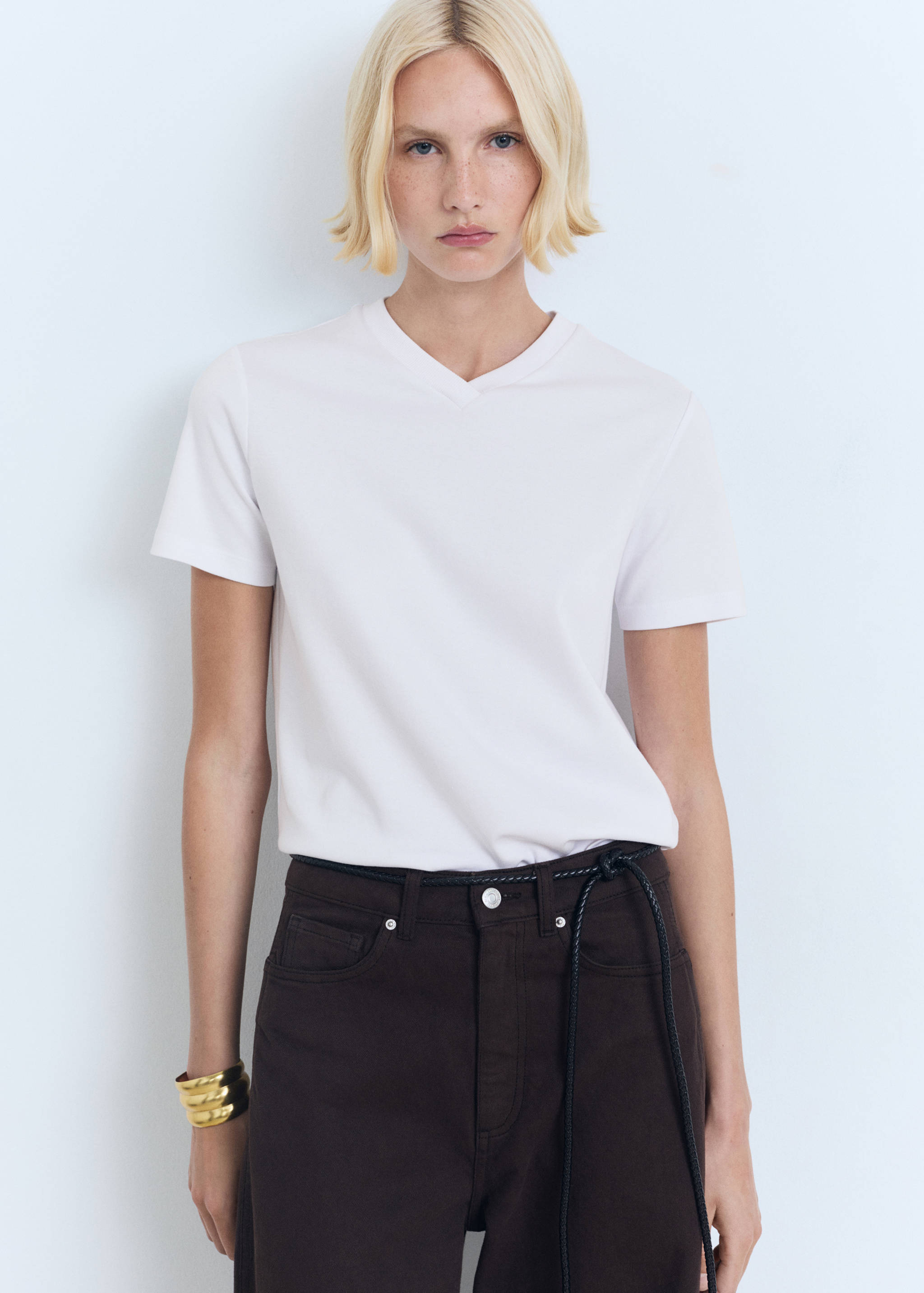 Bavlněné tričko s výstřihem do V - Náhled ve středové rovině