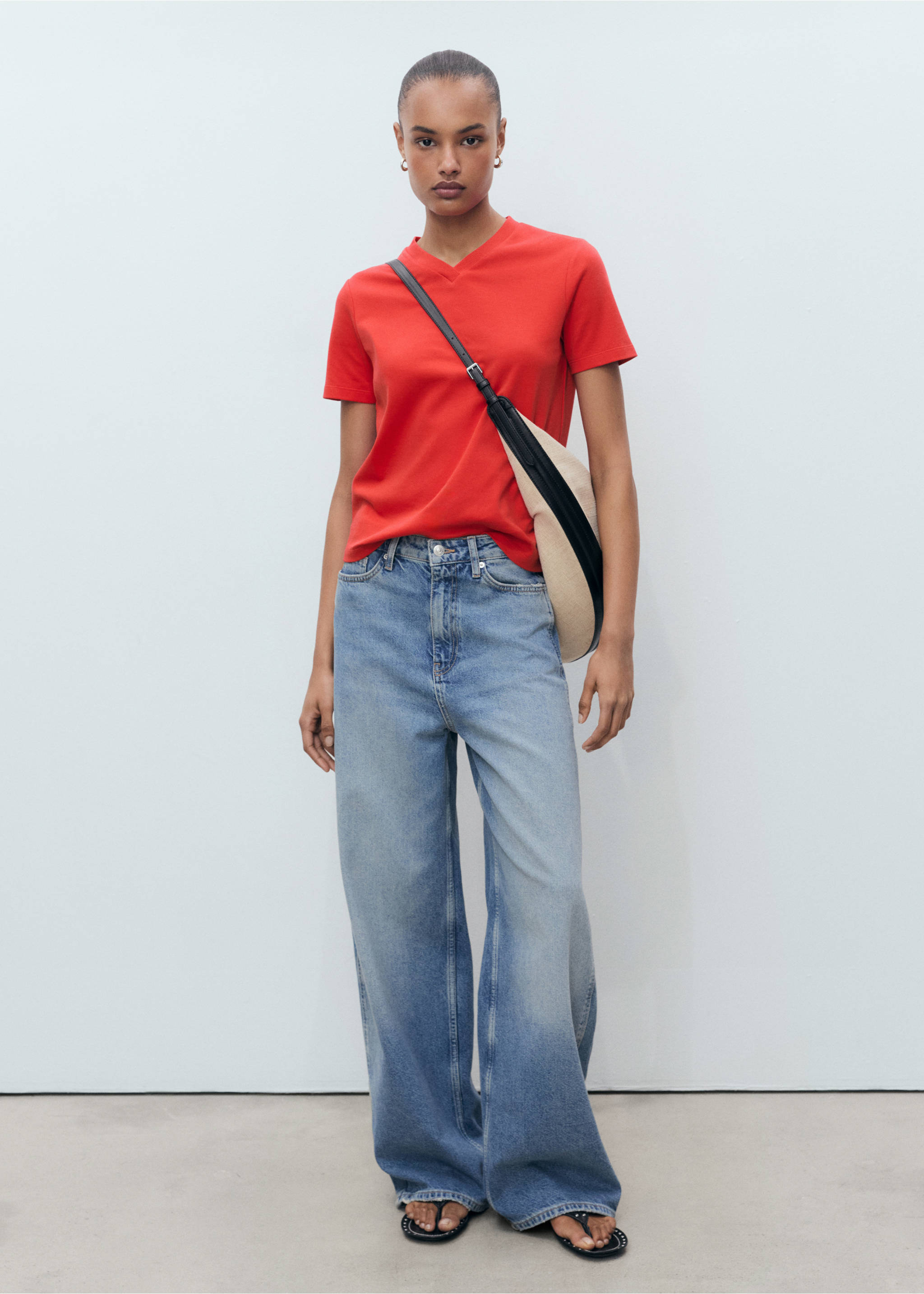 Katoenen T-shirt met V-hals - Overzichtstekening, Rood. Ref: 17021198-00.