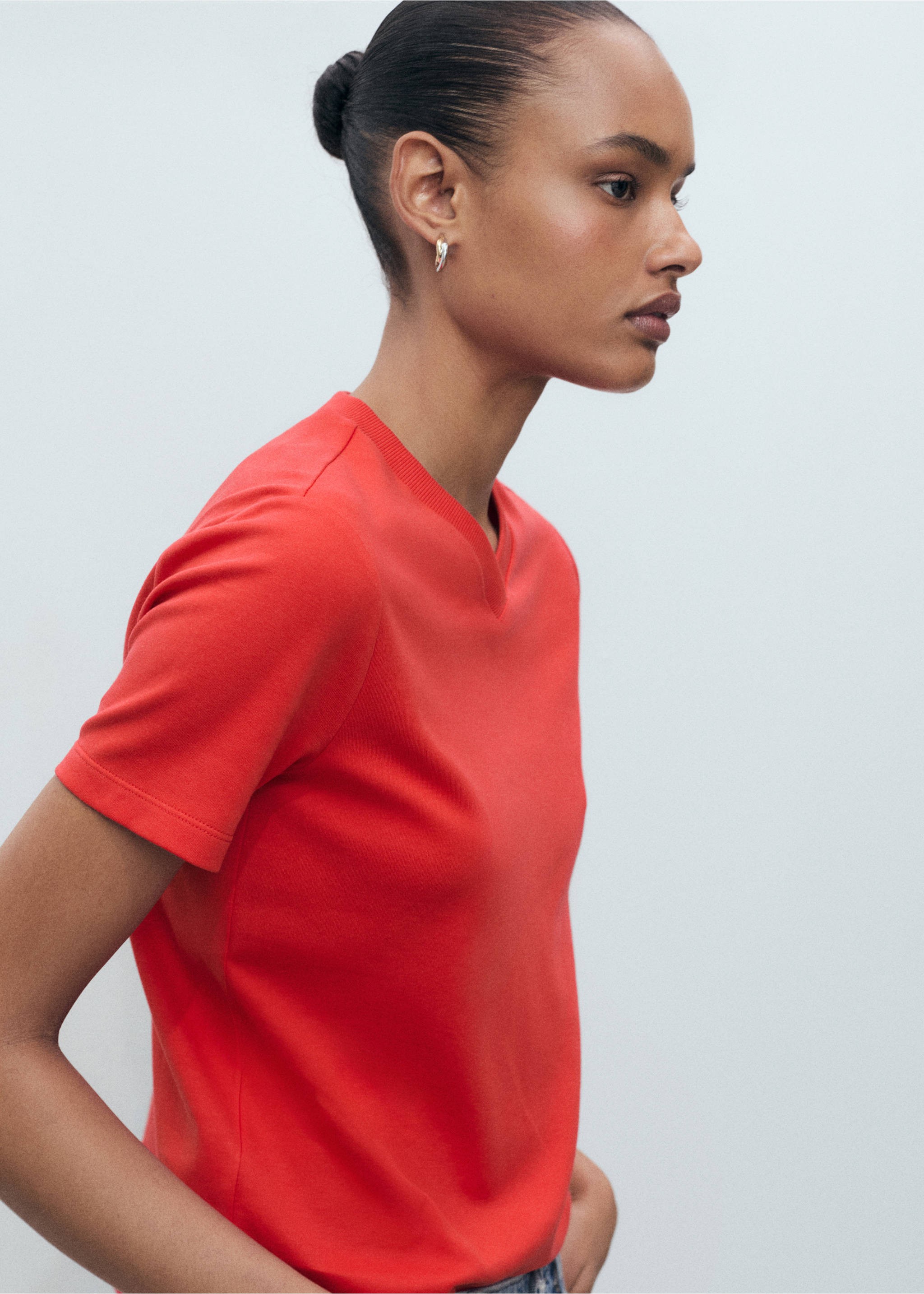 Katoenen T-shirt met V-hals - Middenvlak, Rood. Ref: 17021198-00.