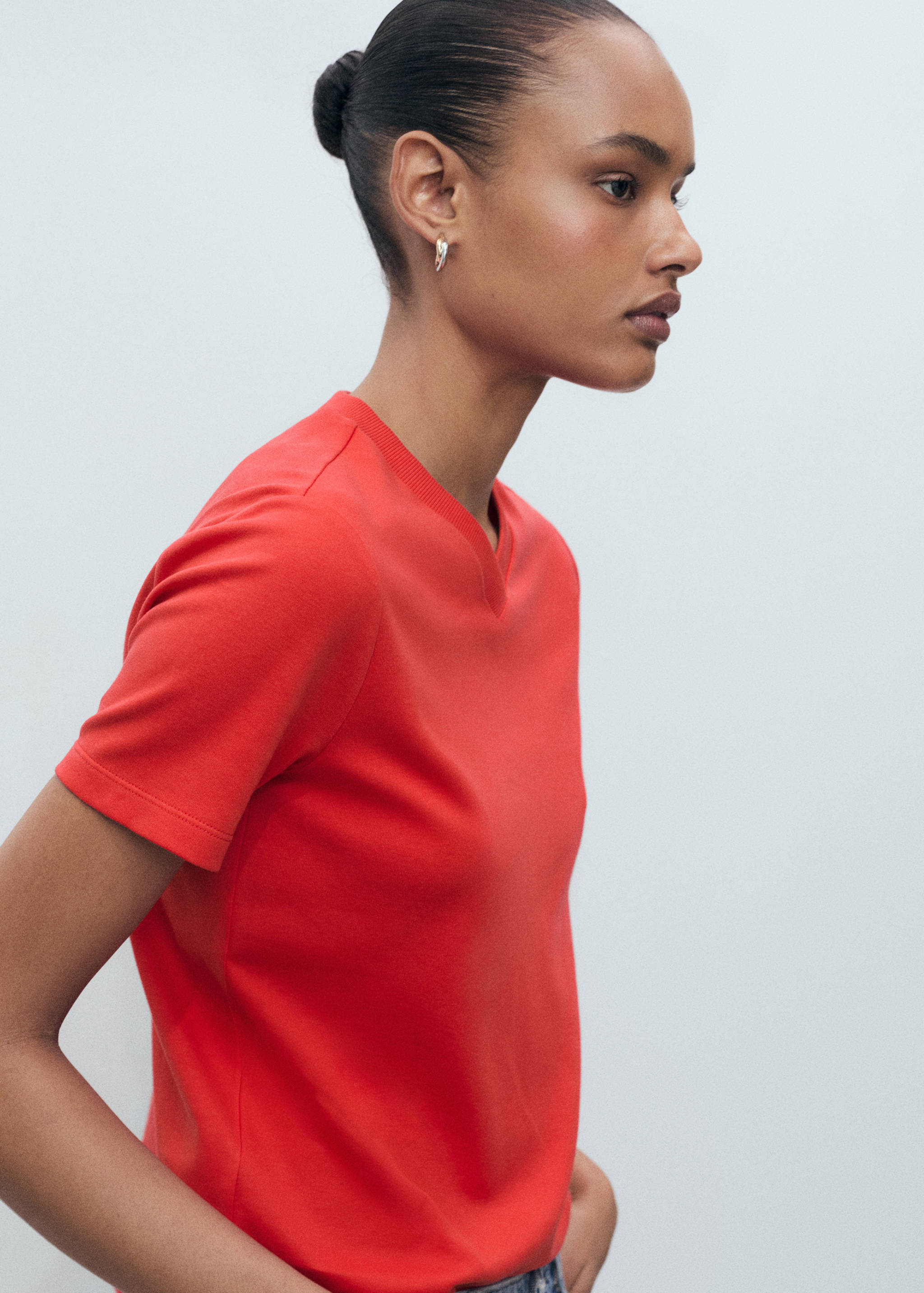 Bavlněné tričko s výstřihem do V - Náhled ve středové rovině