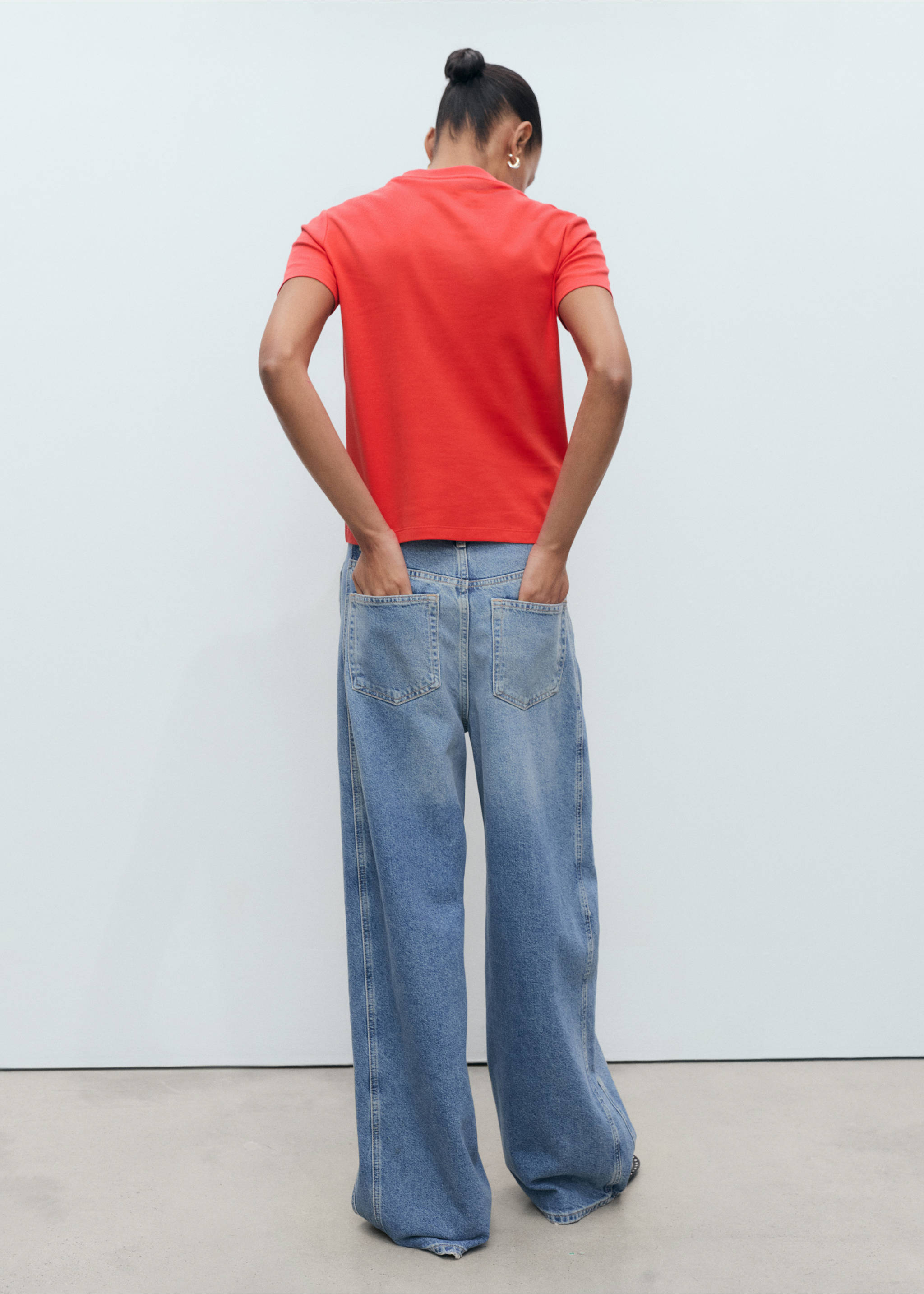 Katoenen T-shirt met V-hals - Achterkant van het artikel, Rood. Ref: 17021198-00.