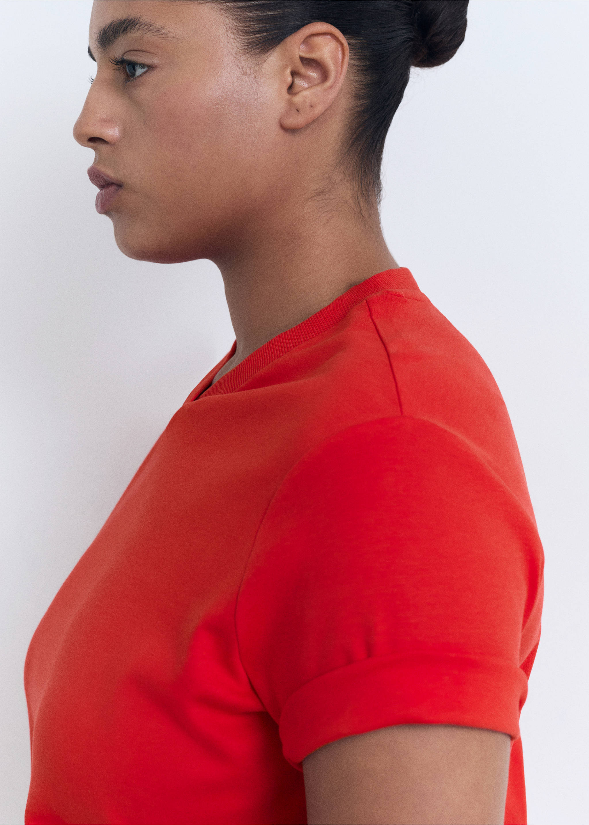 Katoenen T-shirt met V-hals - Detail van het artikel 4, Rood. Ref: 17021198-00.
