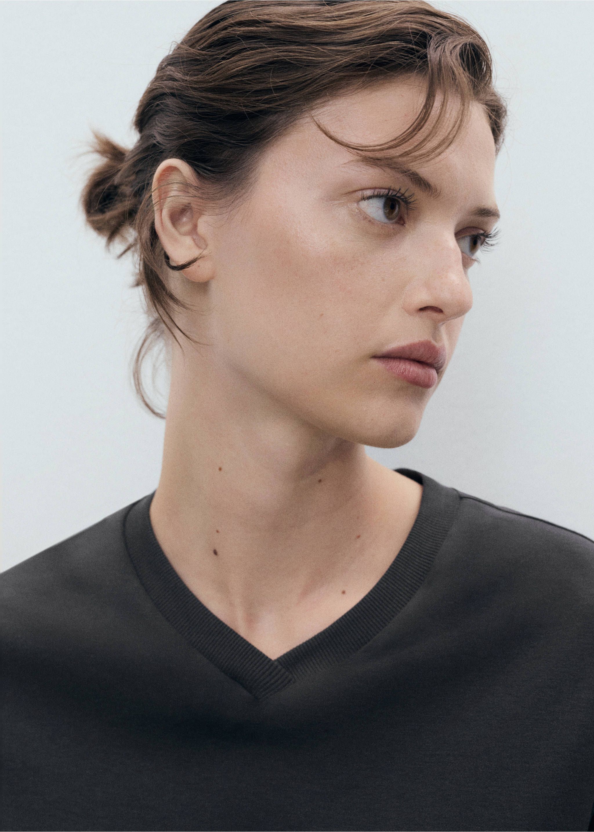 V-neck cotton T-shirt - Details of the article 1, Black. Ref: 17021198-00.