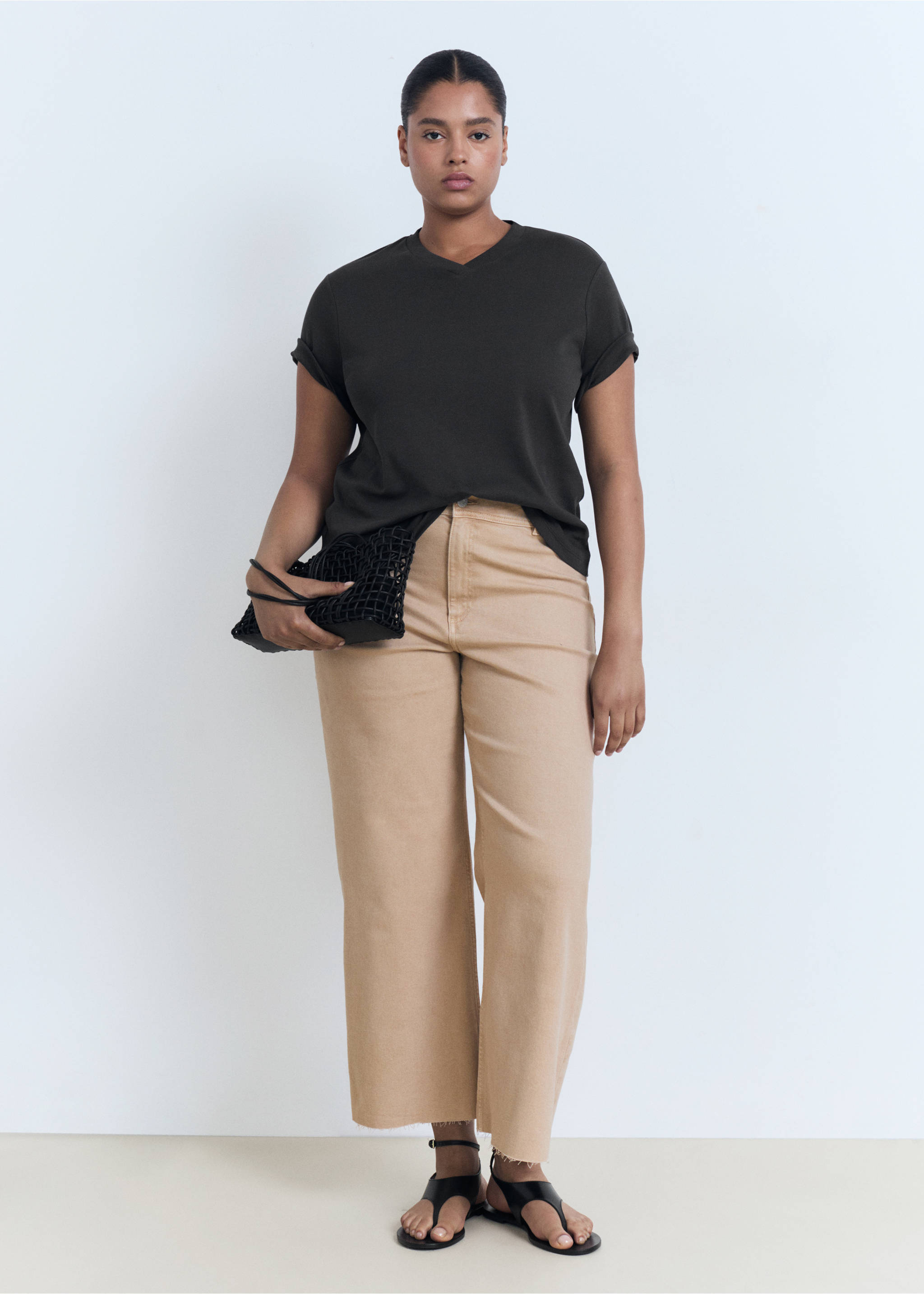 V-neck cotton T-shirt - Details of the article 3, Black. Ref: 17021198-00.