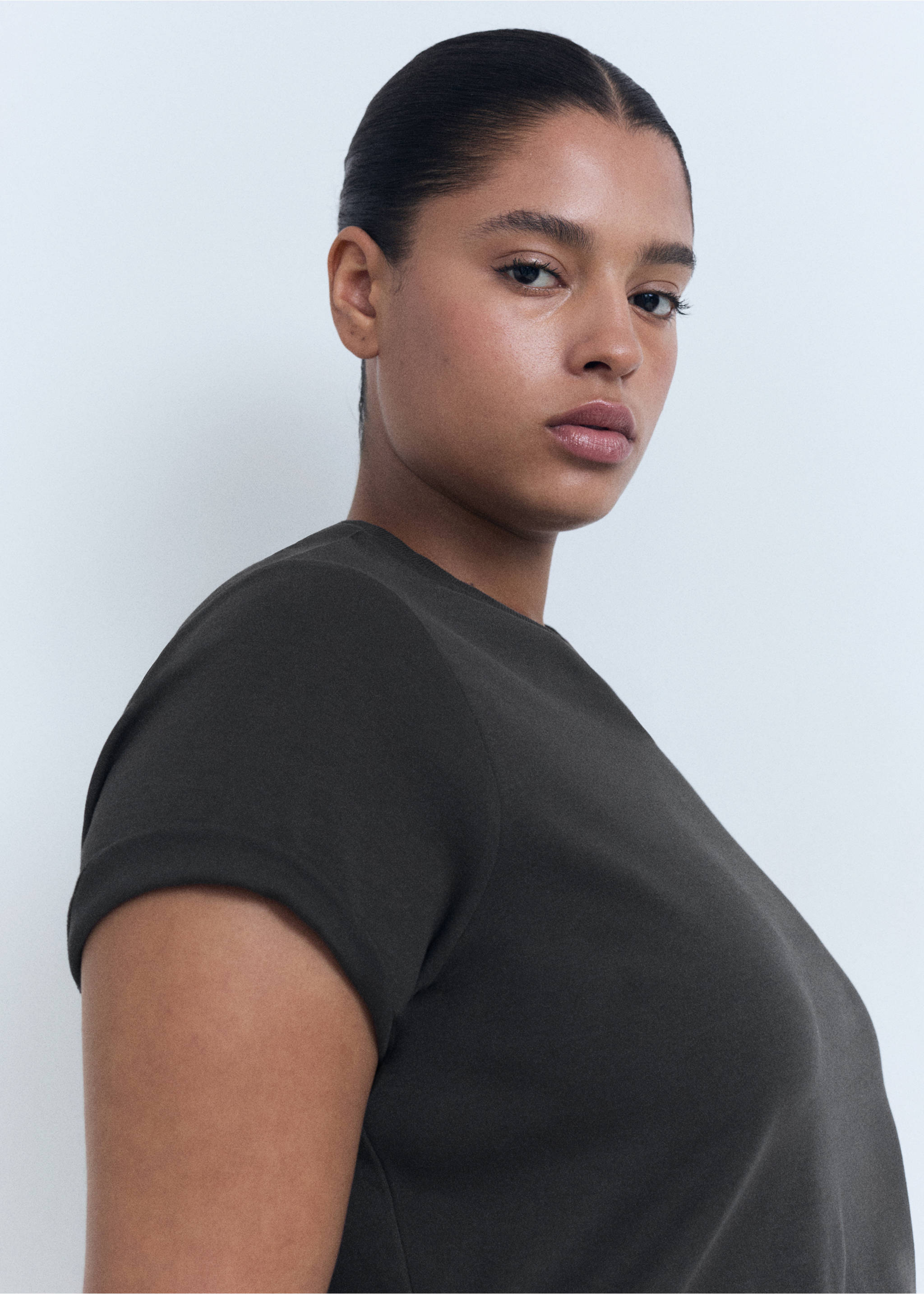 V-neck cotton T-shirt - Details of the article 4, Black. Ref: 17021198-00.