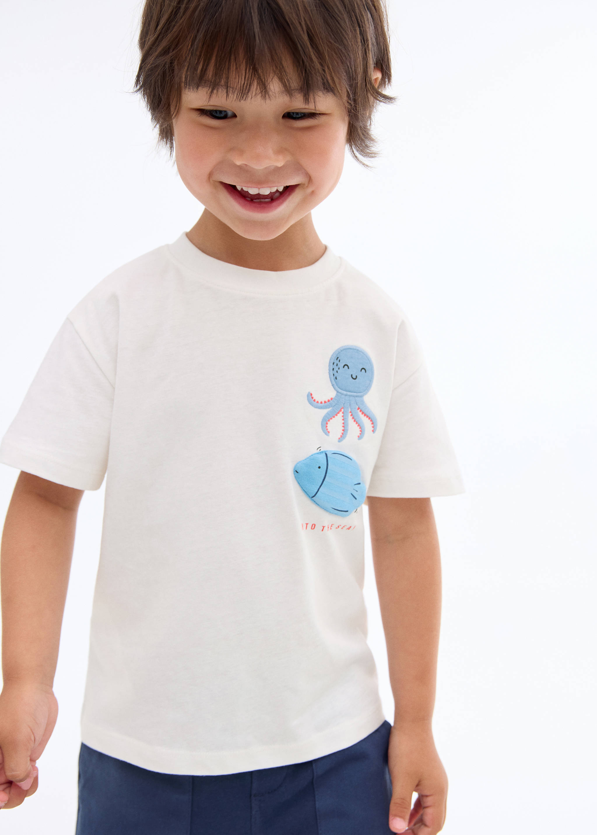 T-shirt motif en relief - Plan moyen