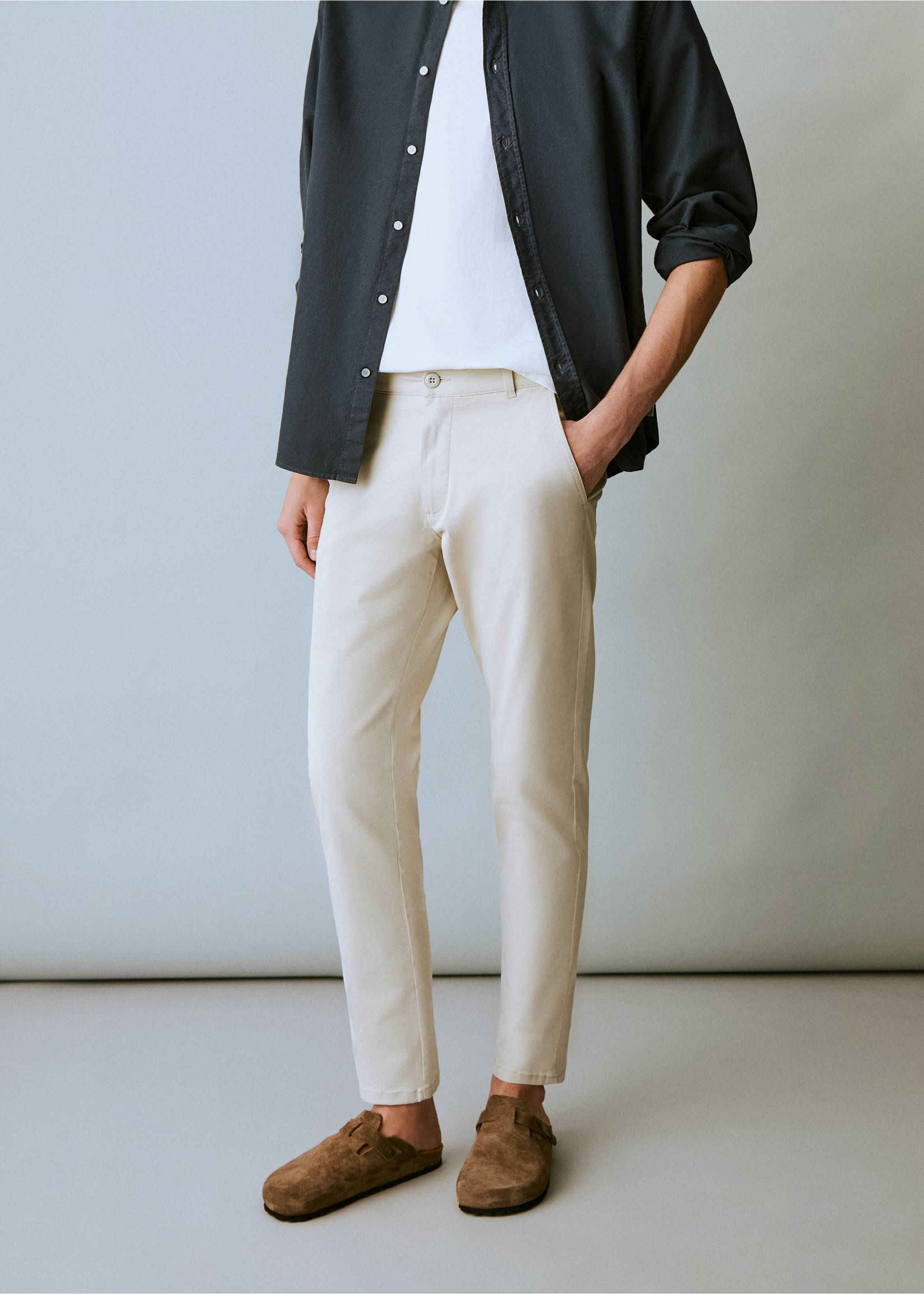 Cotton chinos - Medium plane, Ice Grey. Ref: 17021215-00.