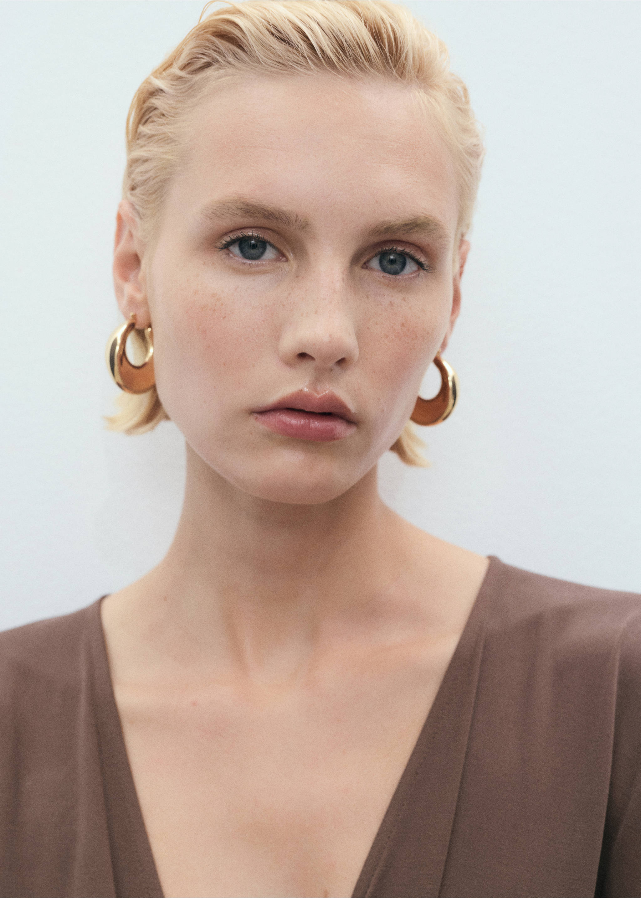 V-neck dress with gathered neckline - Details of the article 1, Brown. Ref: 17021221-00.