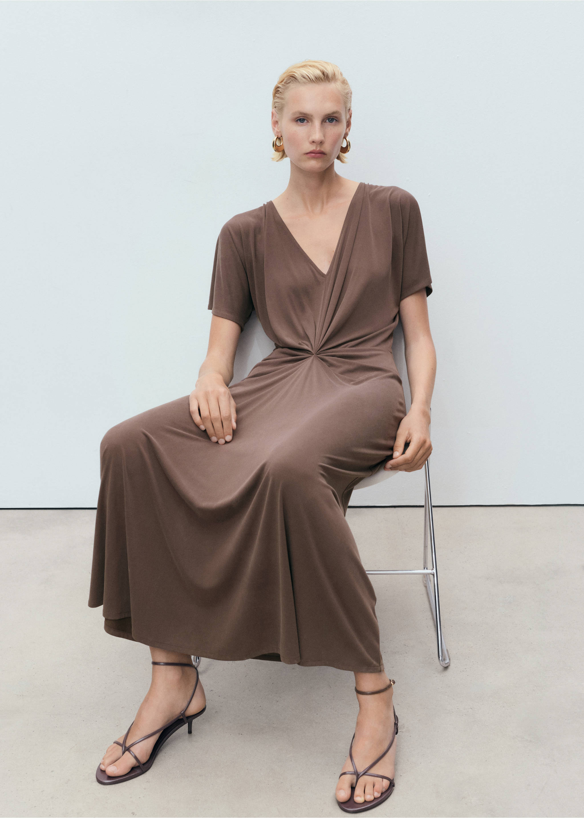 V-neck dress with gathered neckline - Details of the article 2, Brown. Ref: 17021221-00.
