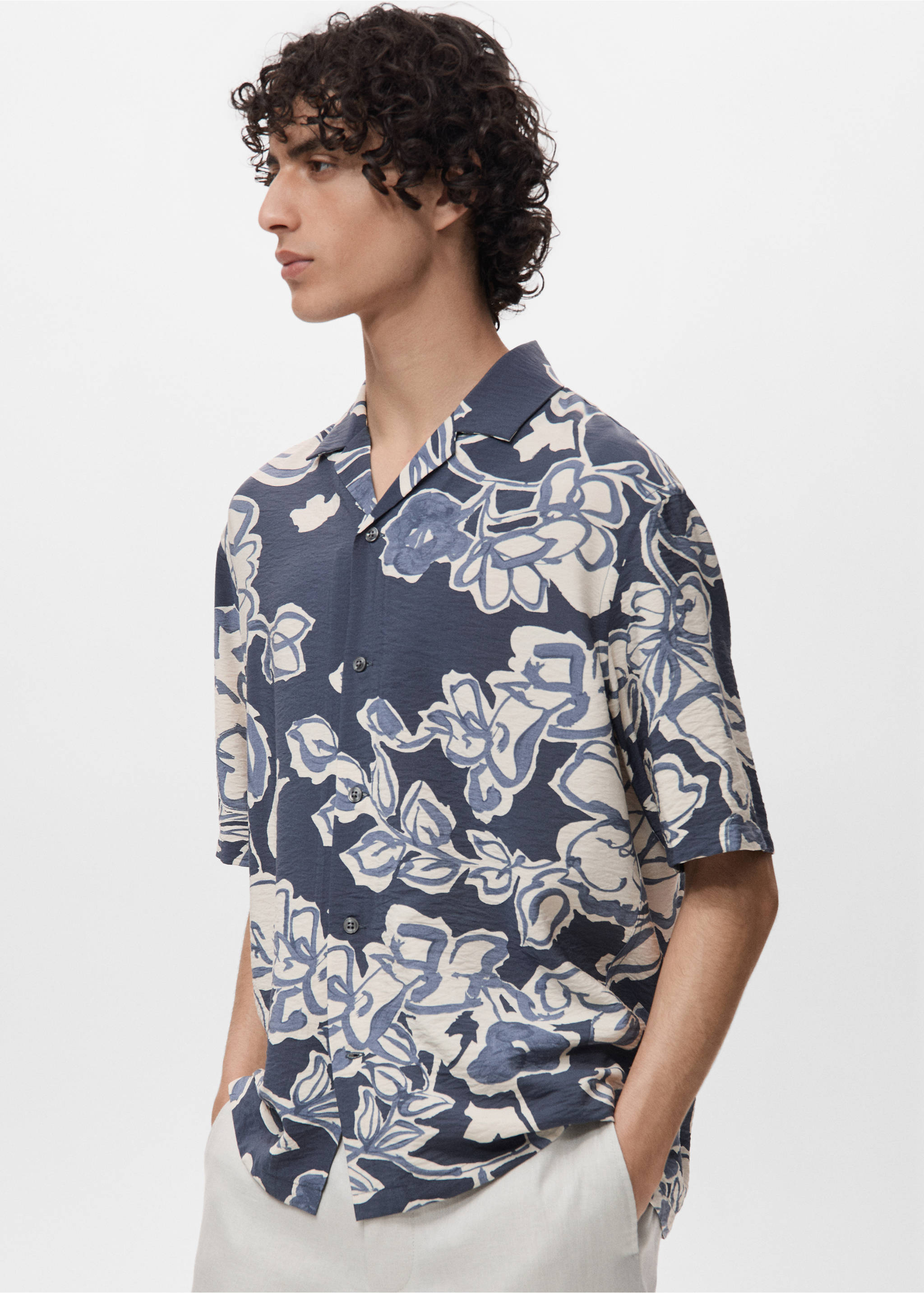 Creased-effect floral shirt - Details of the article 2, Navy. Ref: 17021231-00.