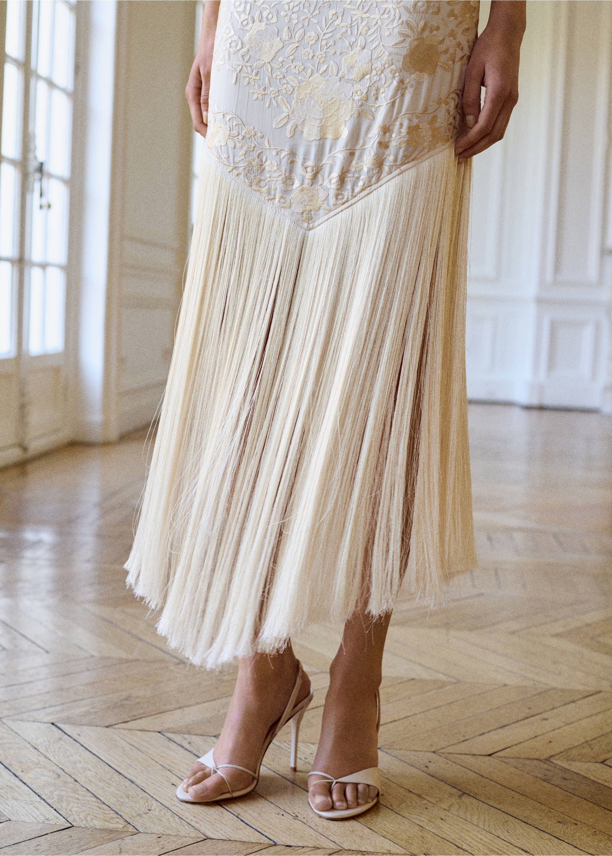 Floral-embroidered dress with fringe detail - Medium plane, Ecru. Ref: 17021233-00.