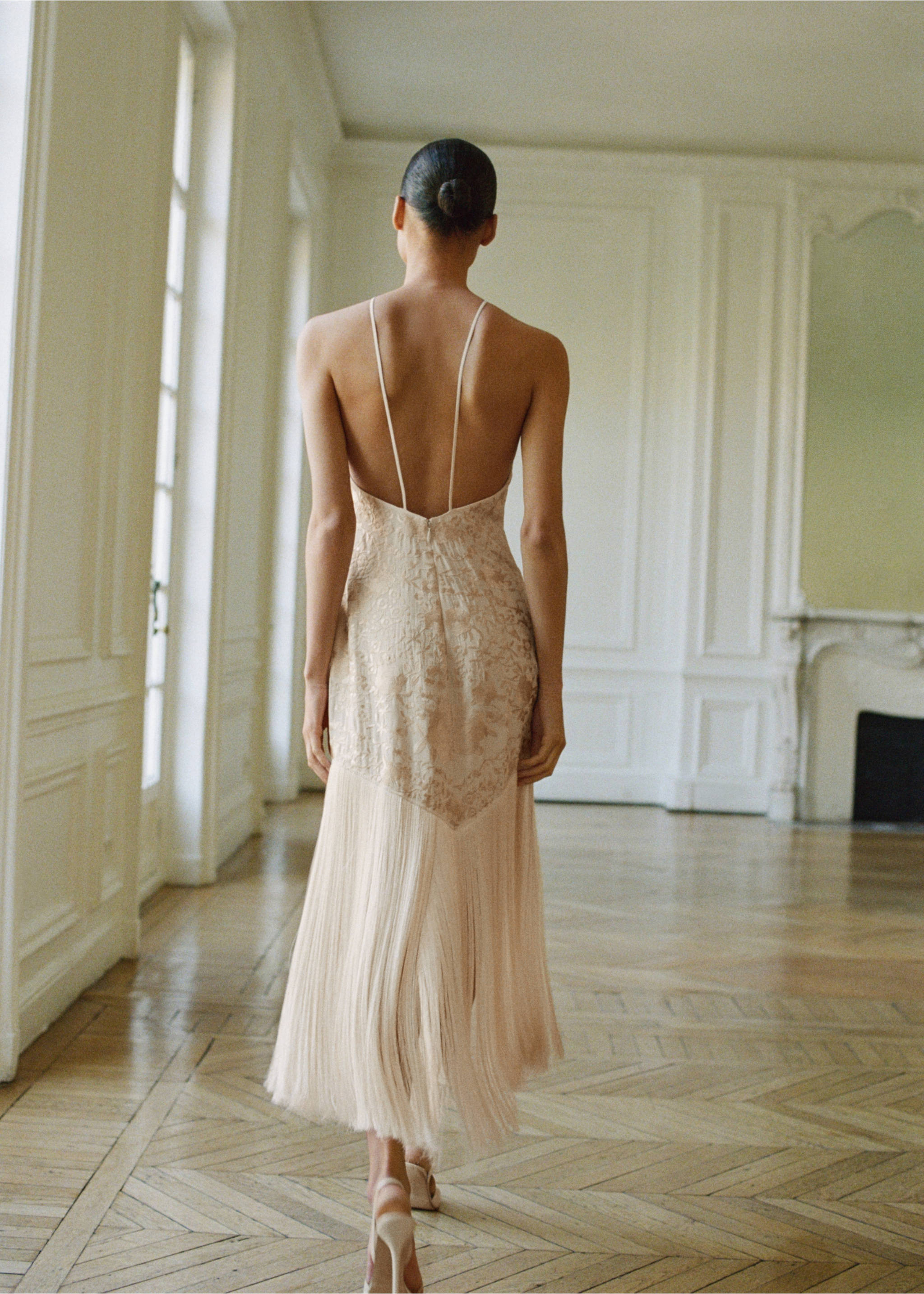 Floral-embroidered dress with fringe detail - Reverse of the article, Ecru. Ref: 17021233-00.