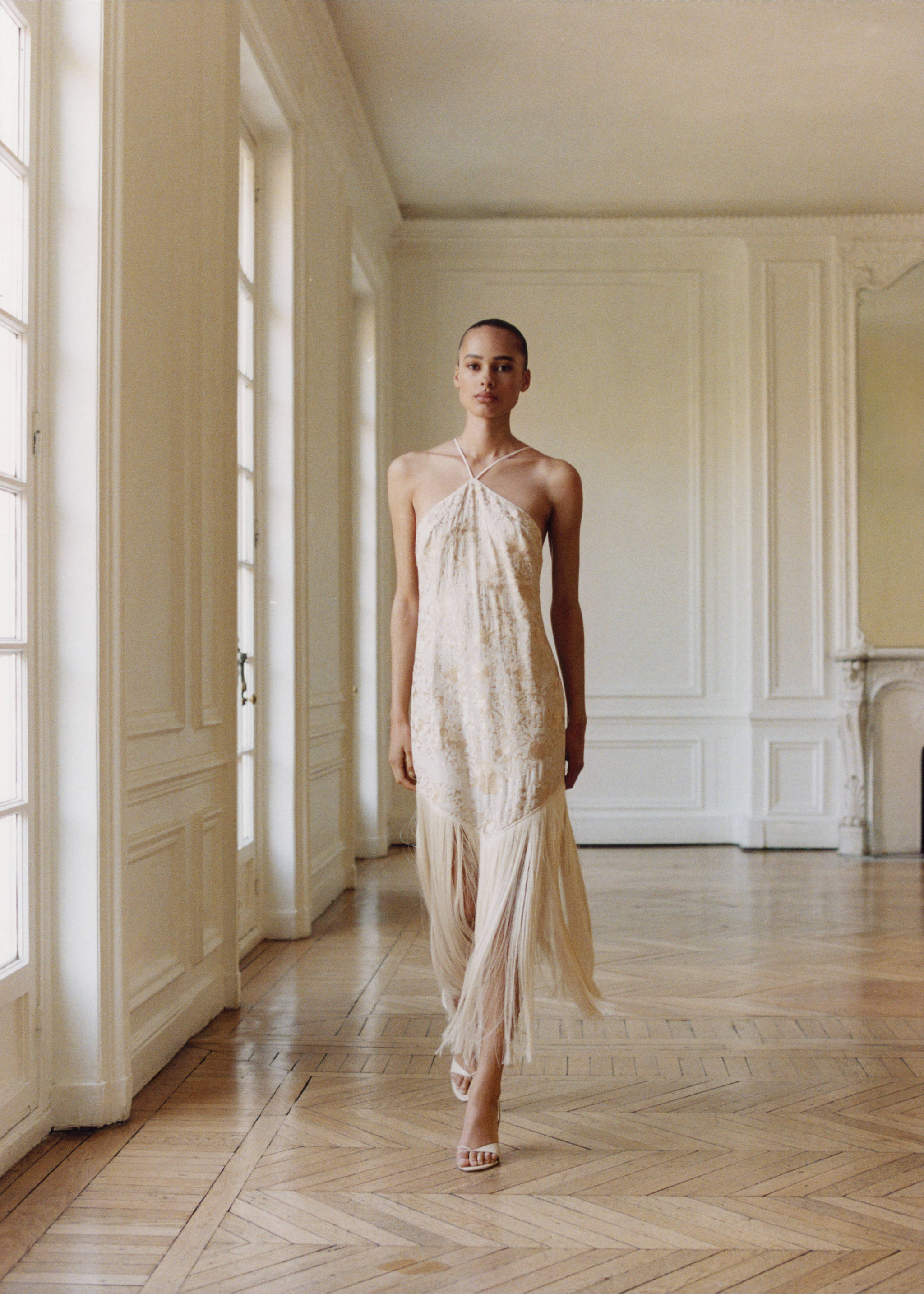 Floral-embroidered dress with fringe detail - Details of the article 2, Ecru. Ref: 17021233-00.