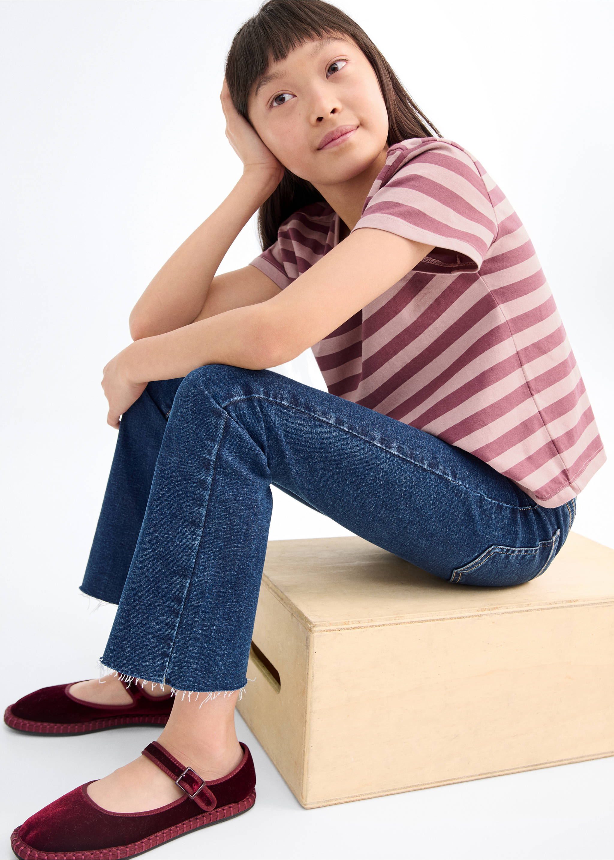 Zvonové džíny s roztřepeným lemem - Detail zboží 1, Tmavě modrá. Ref: 17021246-00.