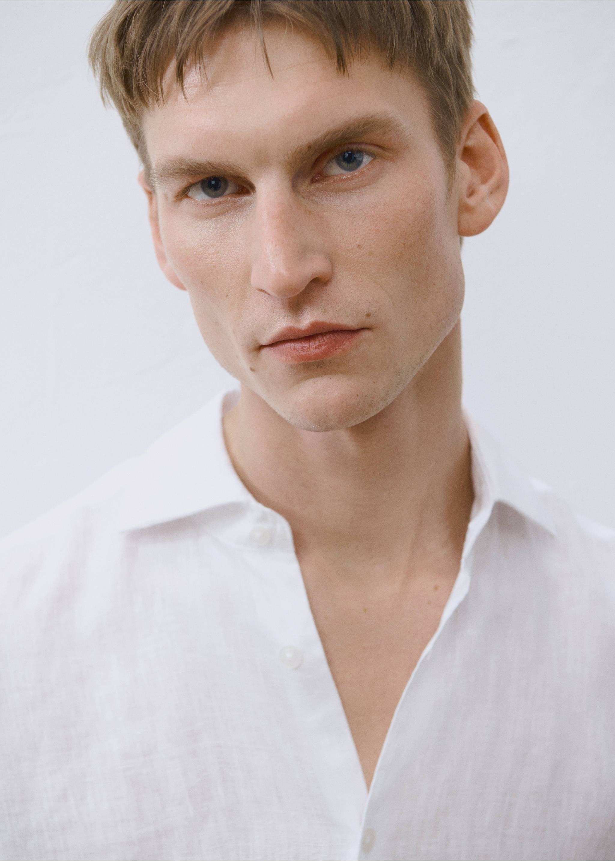 100% linen regular-fit shirt - Details of the article 9, White. Ref: 17021250-00.