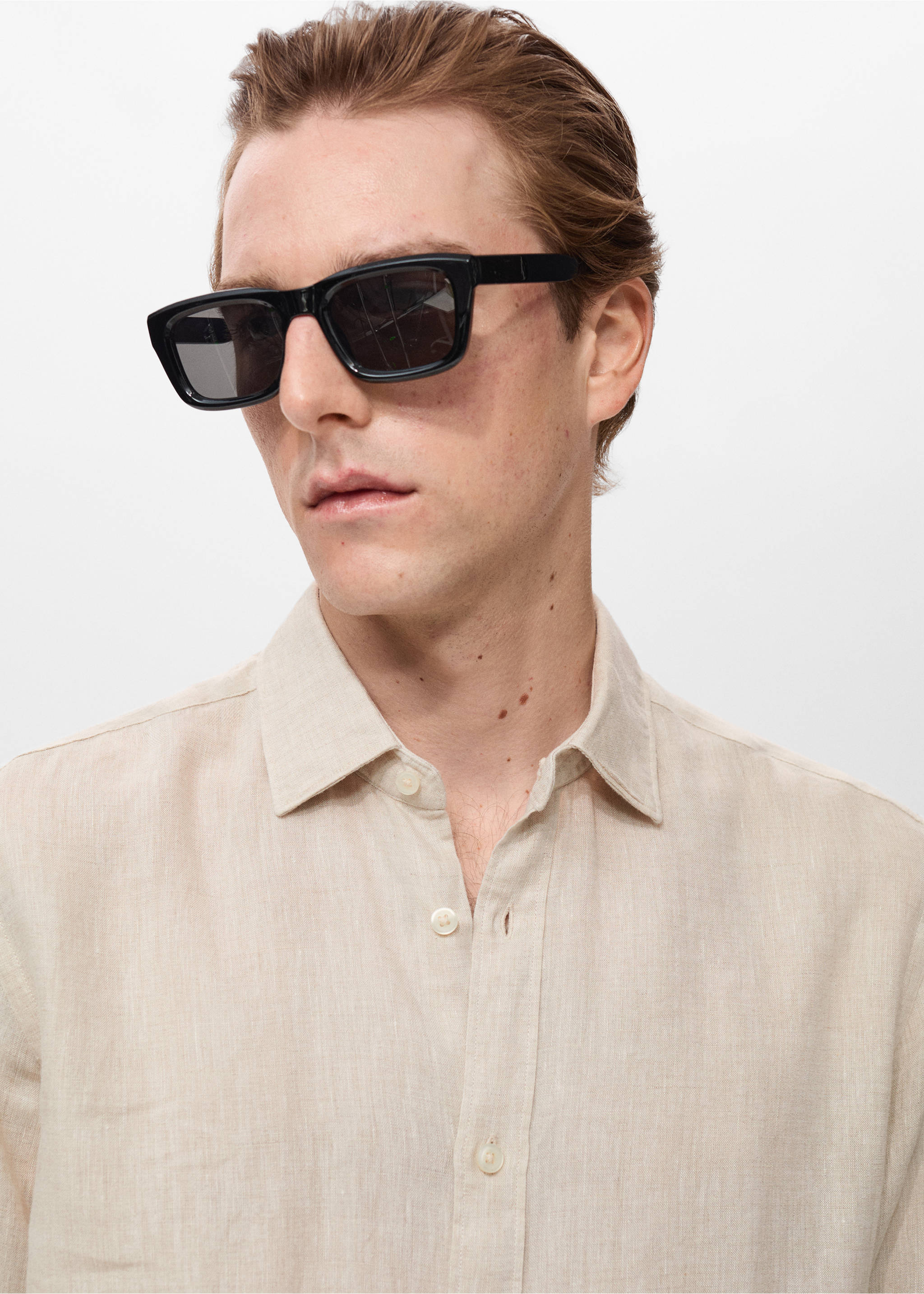 100% linen regular-fit shirt - Details of the article 1, Sand. Ref: 17021250-00.