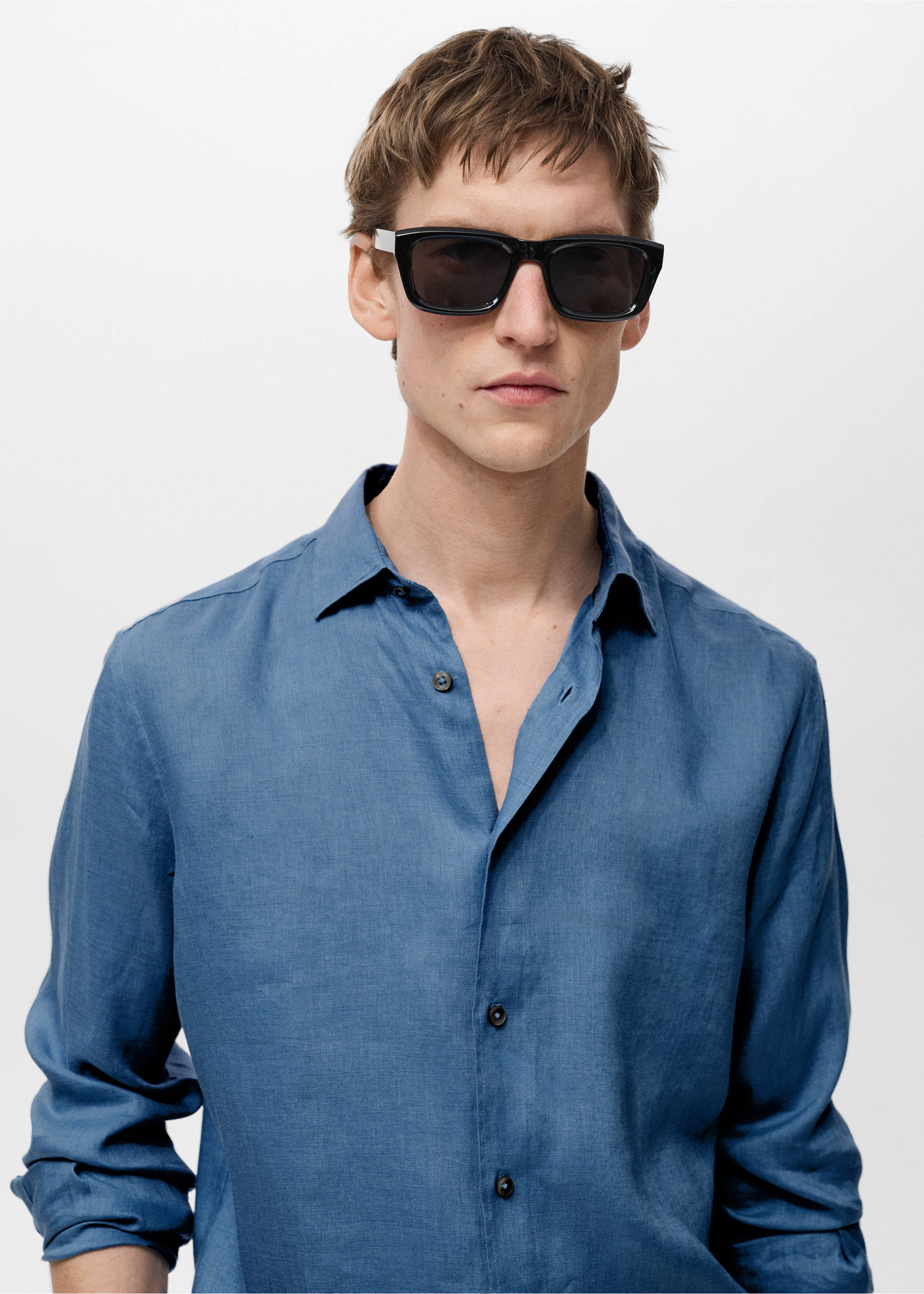 100% linen regular-fit shirt - Details of the article 2, China Blue. Ref: 17021250-00.