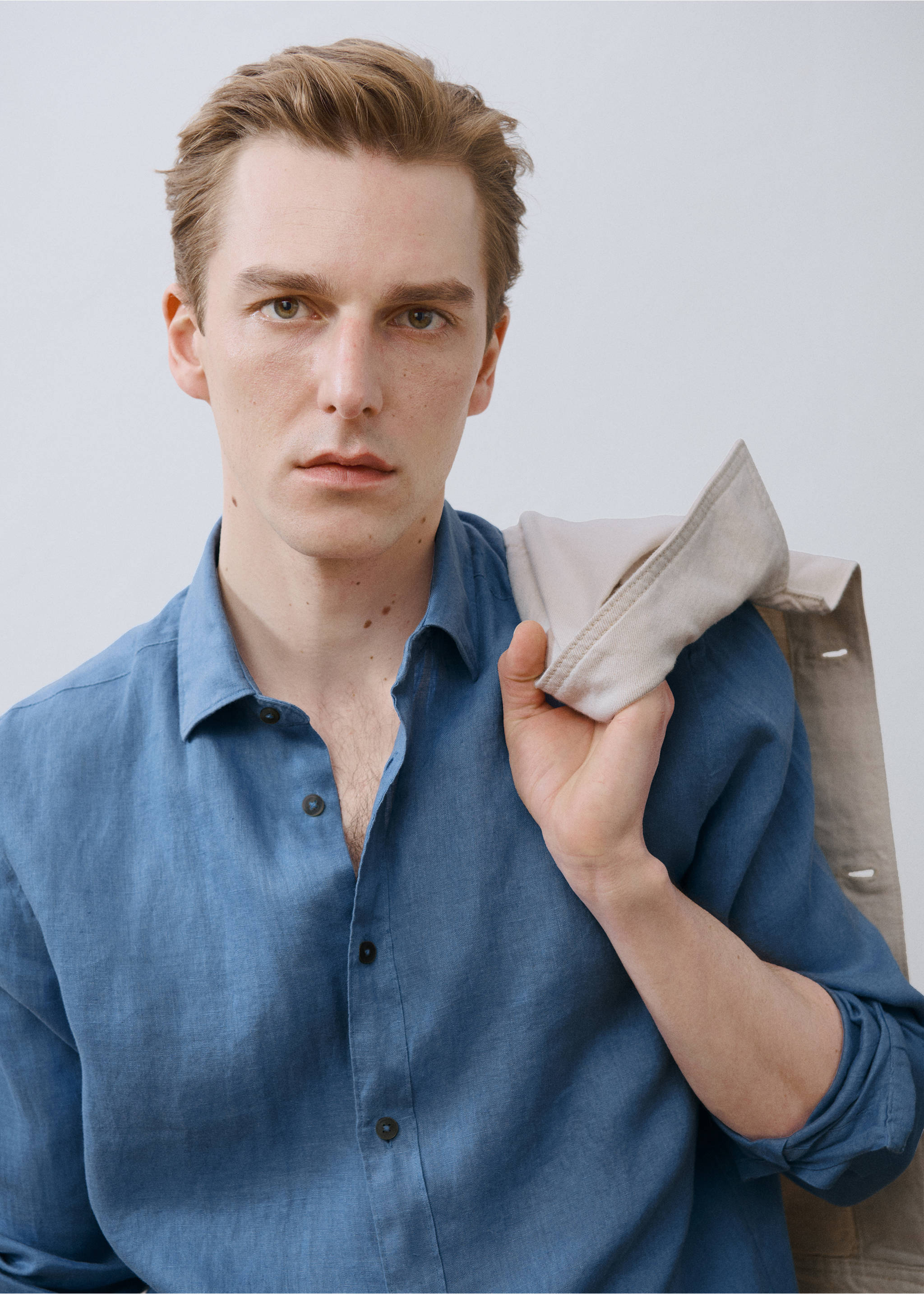 100% linen regular-fit shirt - Details of the article 3, China Blue. Ref: 17021250-00.