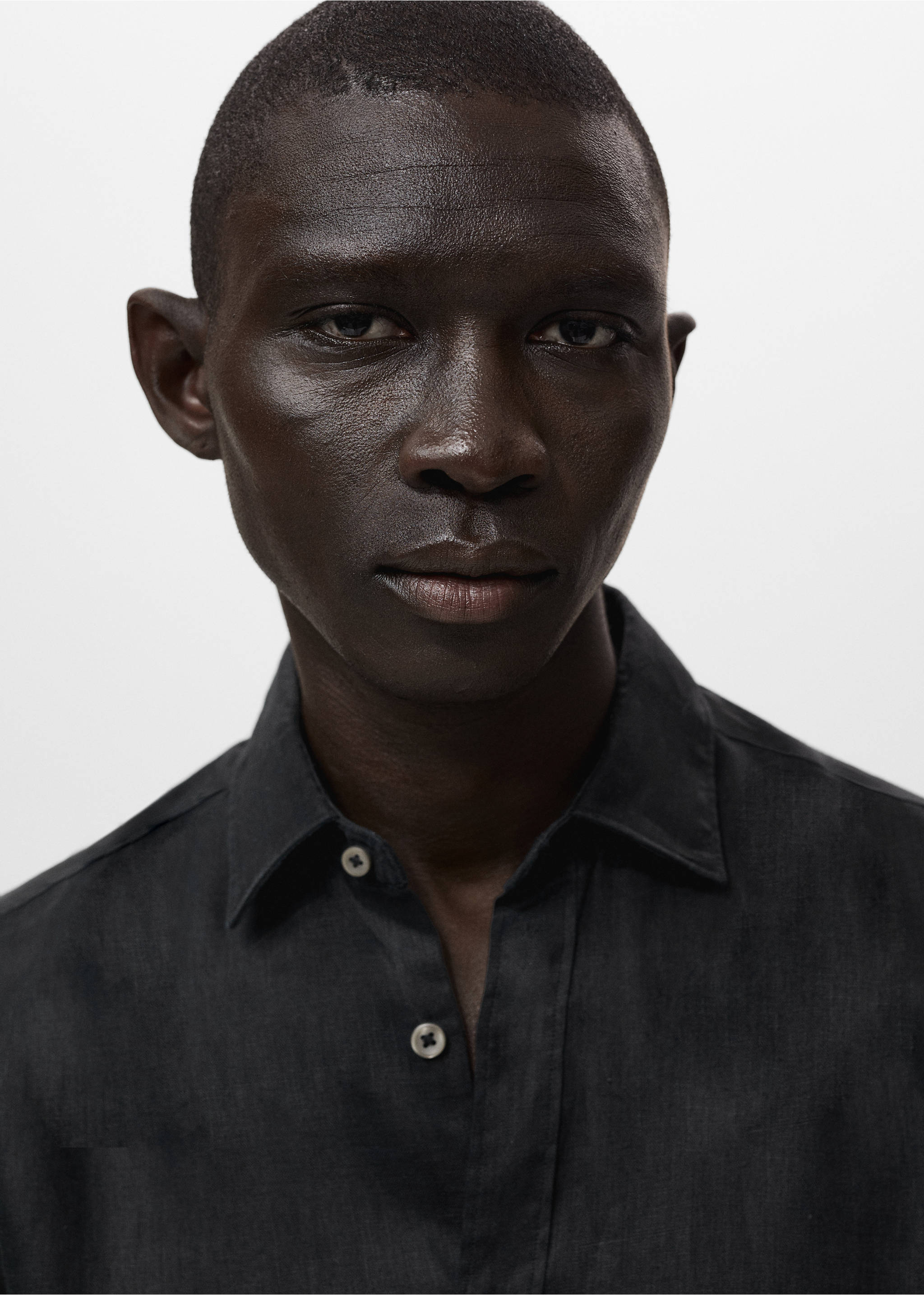 100% linen regular-fit shirt - Details of the article 1, Black. Ref: 17021250-00.