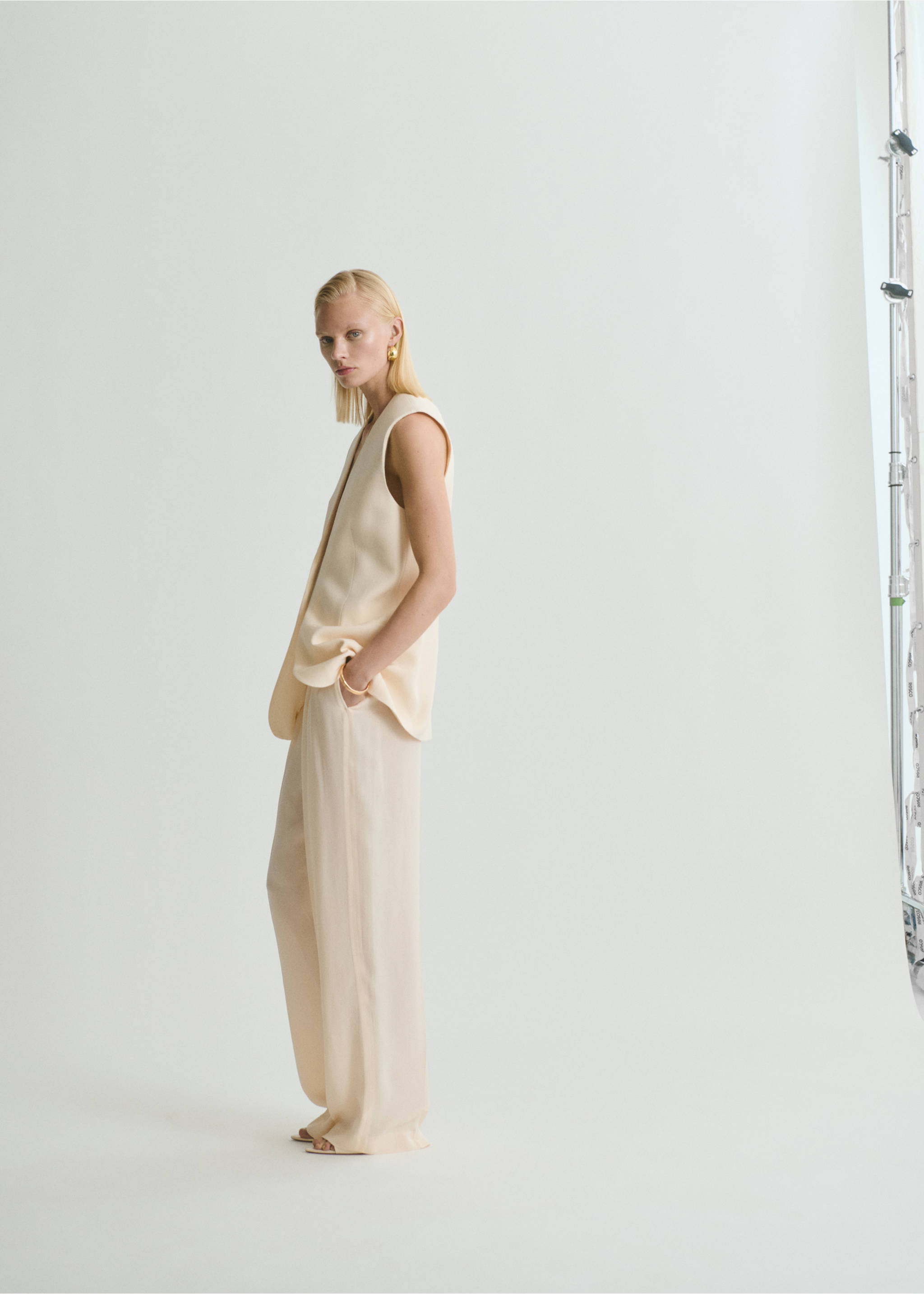 Straight-fit suit trousers - Details of the article 1, Vanilla. Ref: 17021268-00.