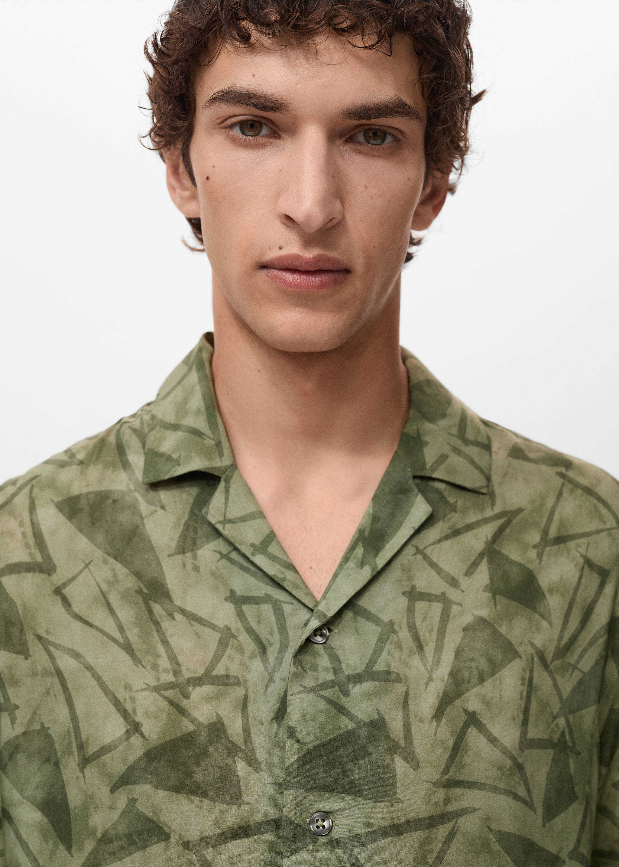 Camisa estampada coll bowling - Detall de l'article 1, Verd fosc. Ref: 17021277-00.