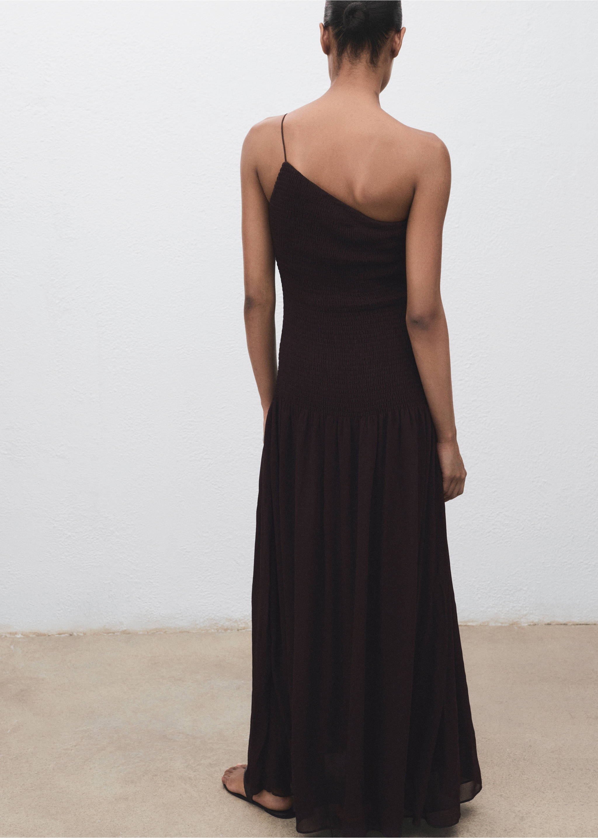 Asymmetrical dress with gathered body - Reverse of the article, Chocolate. Ref: 17021281-00.
