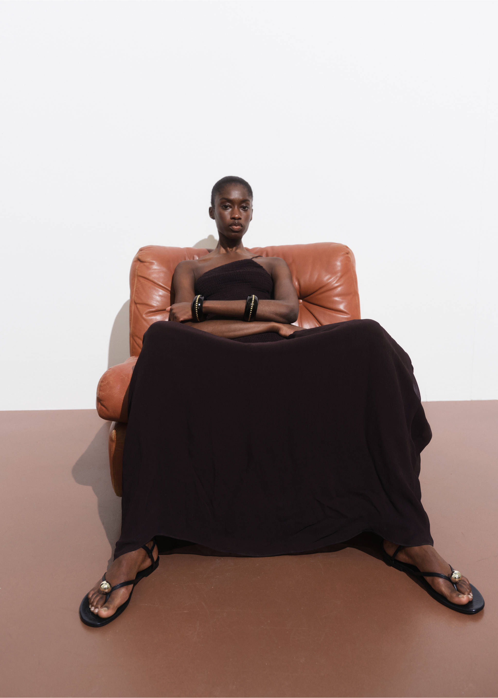 Asymmetrical dress with gathered body - Details of the article 2, Chocolate. Ref: 17021281-00.