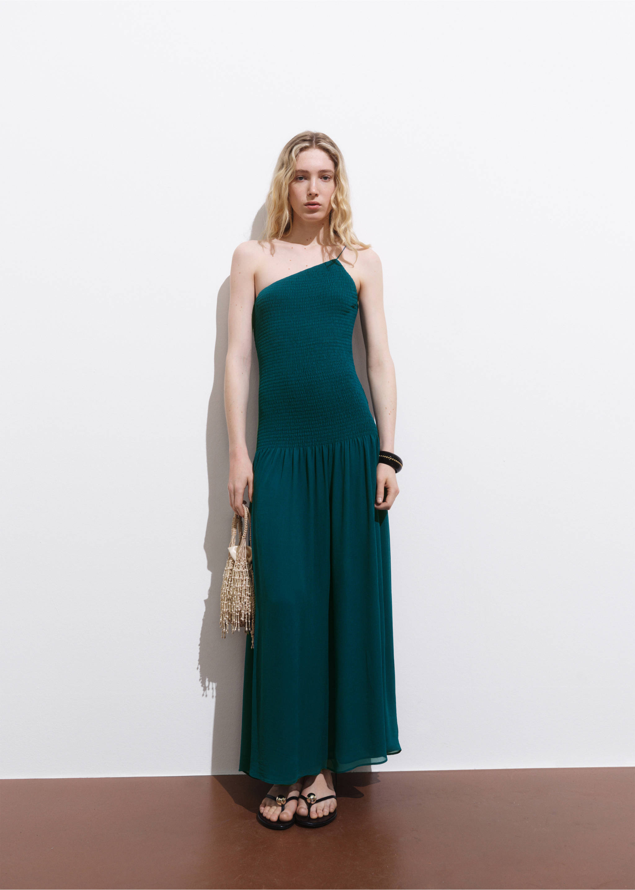 Maxi collier avec boules en résine combinées - Plan général, Bleu de Prusse. Ref: 17021281-00.