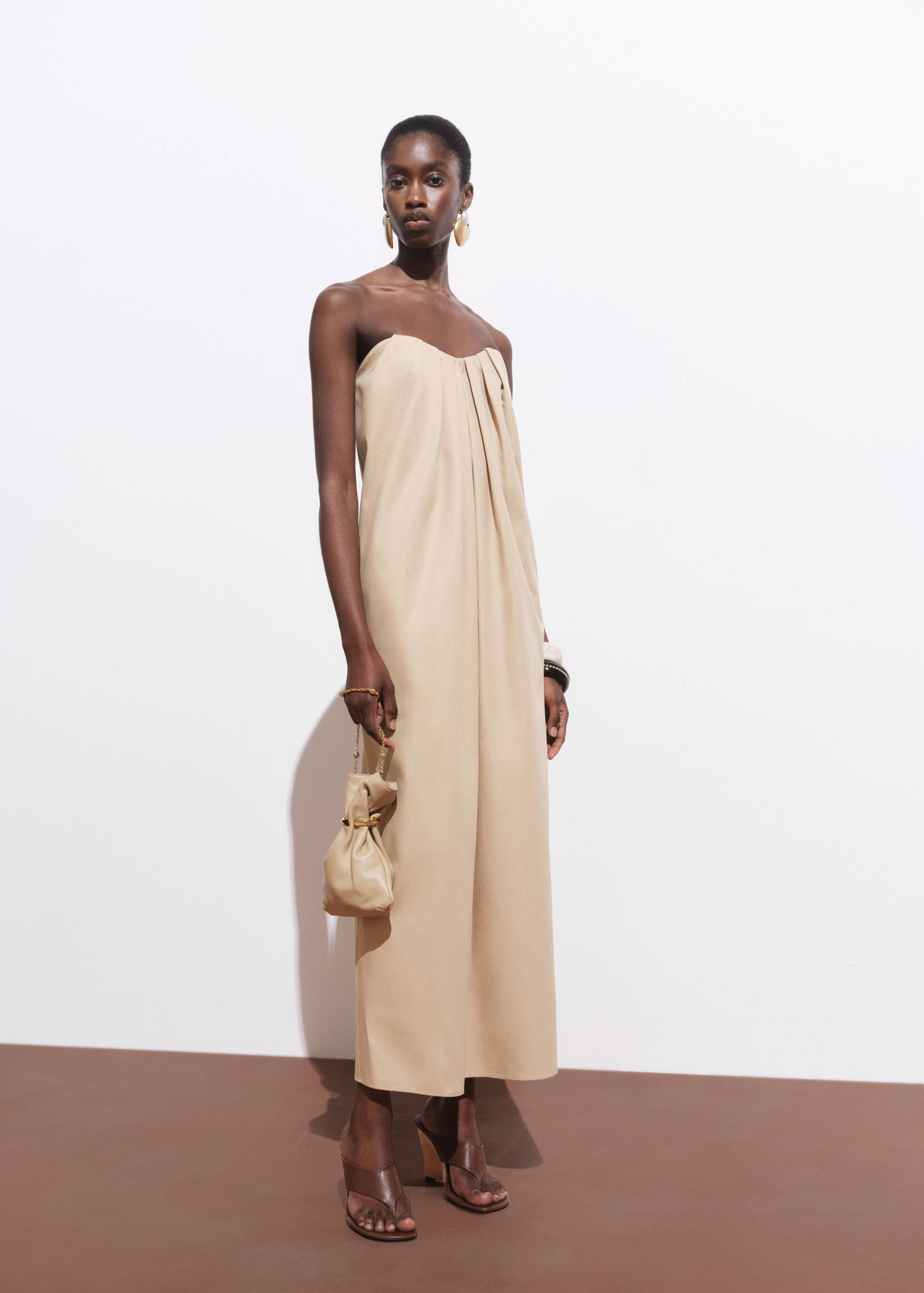 Long dress with sweetheart neckline - General plane