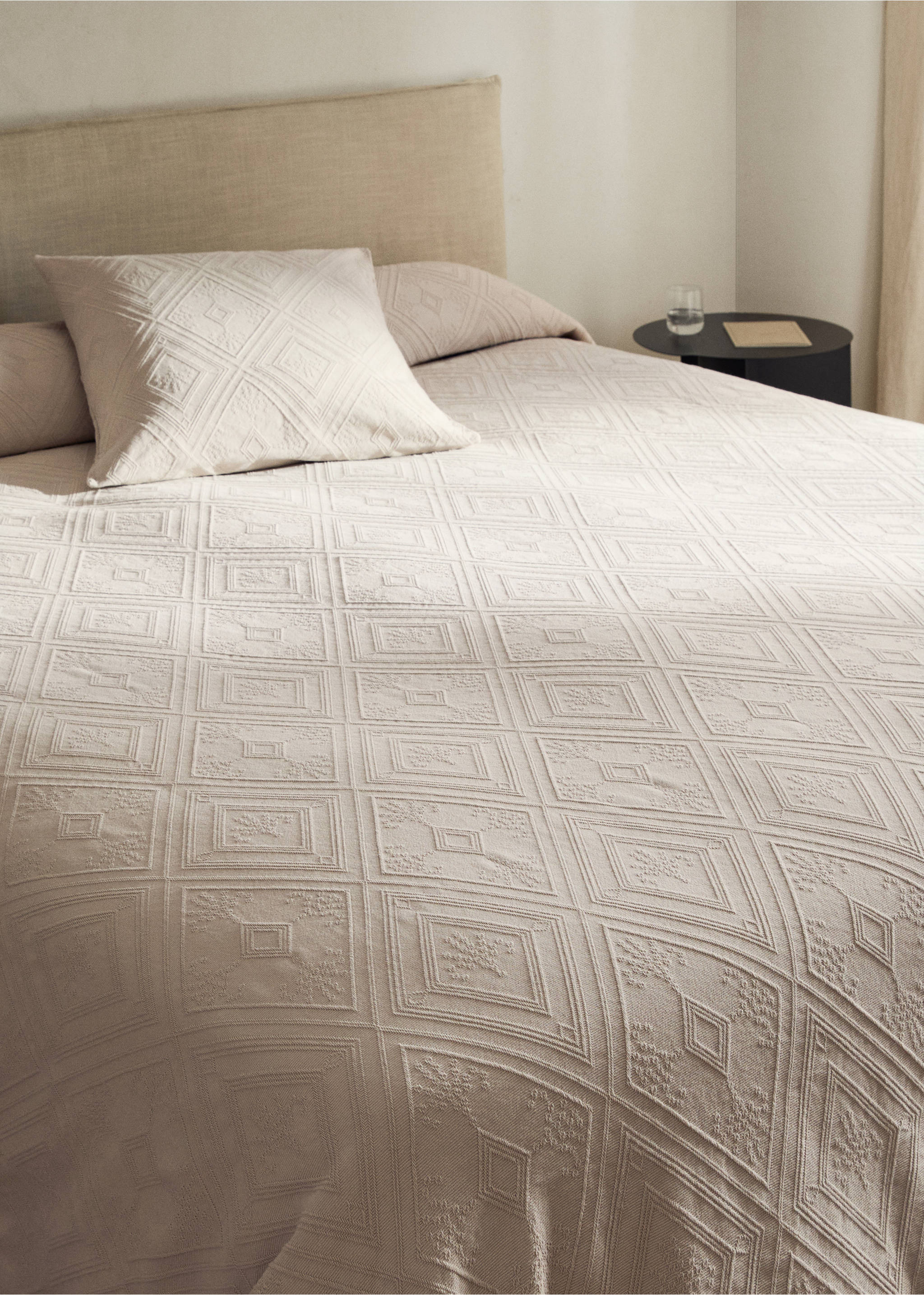 Cotton jacquard bedspread for 180/200 cm bed - Details of the article 7, Sand. Ref: 17021283-00.