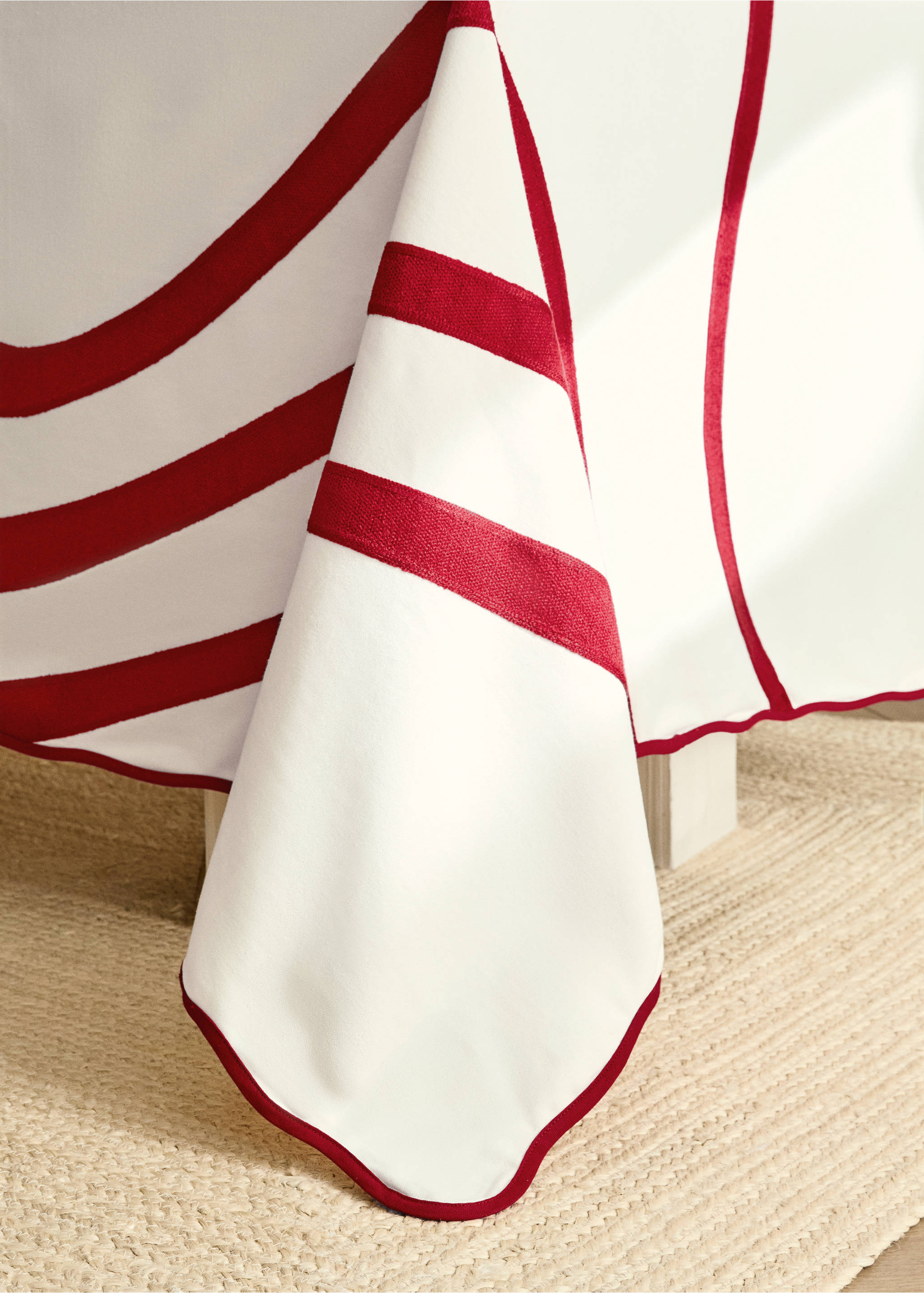 Nappe coton brodée ondulations pour 6 à 8 convives - Détail de l'article 8, Rouge. Ref: 17021292-00.
