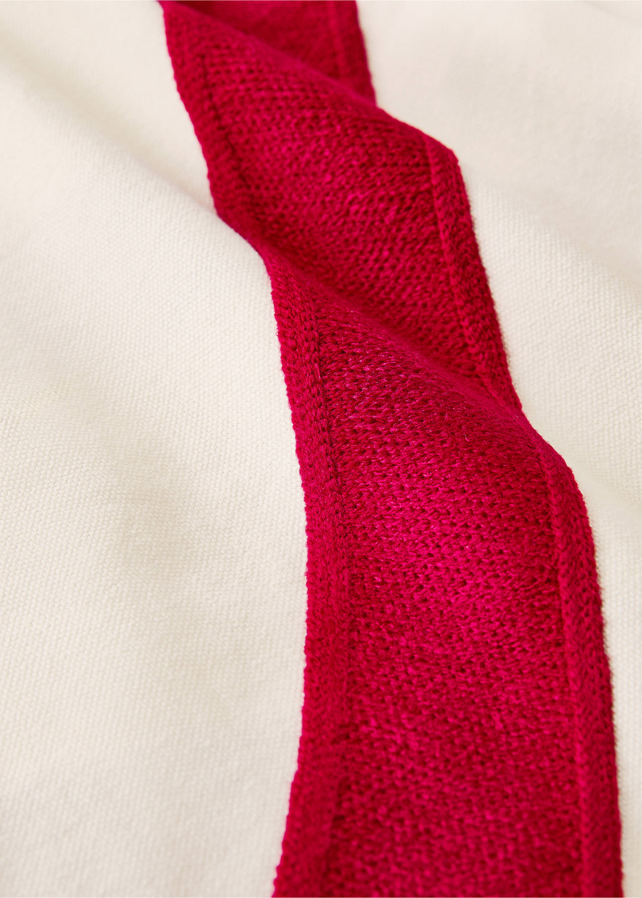 Nappe coton brodée ondulations pour 6 à 8 convives - Détail de l'article 2, Rouge. Ref: 17021292-00.