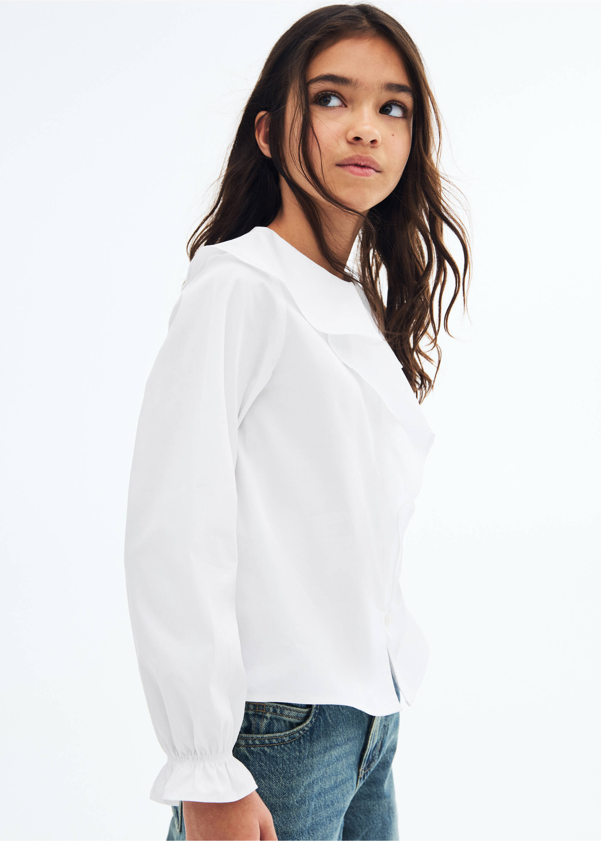 Shirt with ruffle detail - Medium plane, White. Ref: 17021516-00.